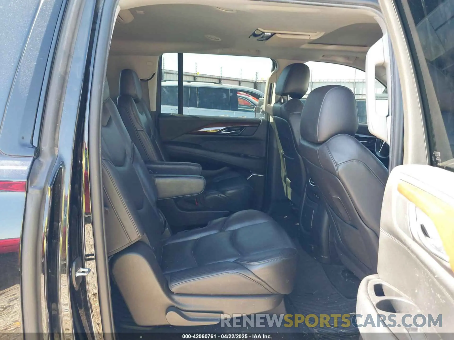 8 Photograph of a damaged car 1GYS4HKJXKR389014 CADILLAC ESCALADE ESV 2019