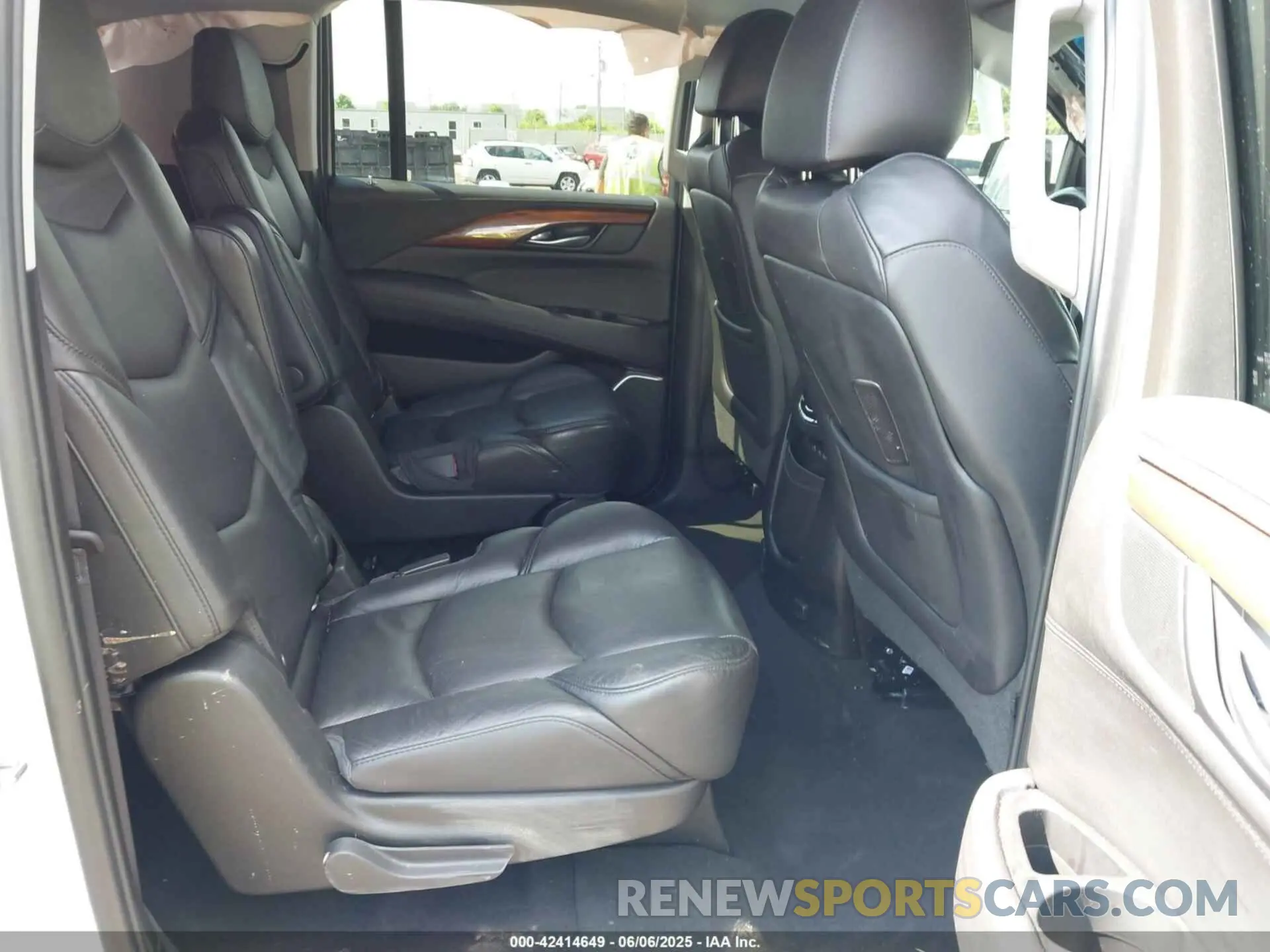 8 Photograph of a damaged car 1GYS4JKJ1KR104823 CADILLAC ESCALADE ESV 2019