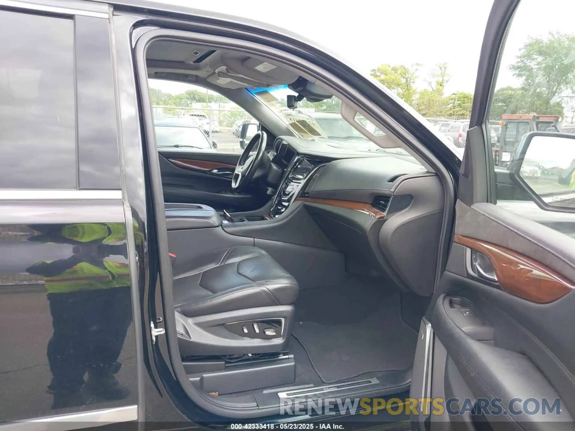 5 Photograph of a damaged car 1GYS3HKJ2LR183819 CADILLAC ESCALADE ESV 2020