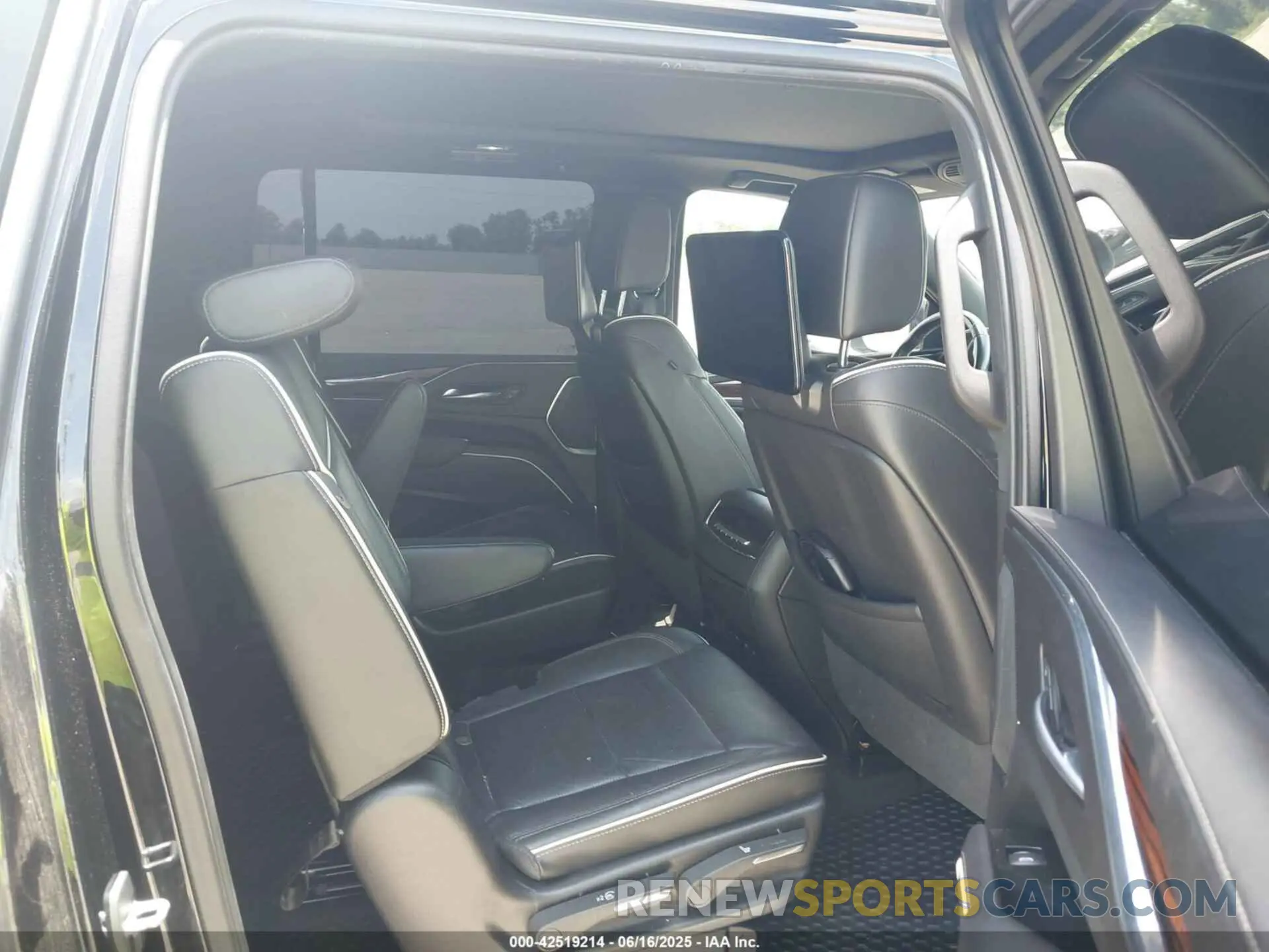 8 Photograph of a damaged car 1GYS4LKL8MR330583 CADILLAC ESCALADE ESV 2021