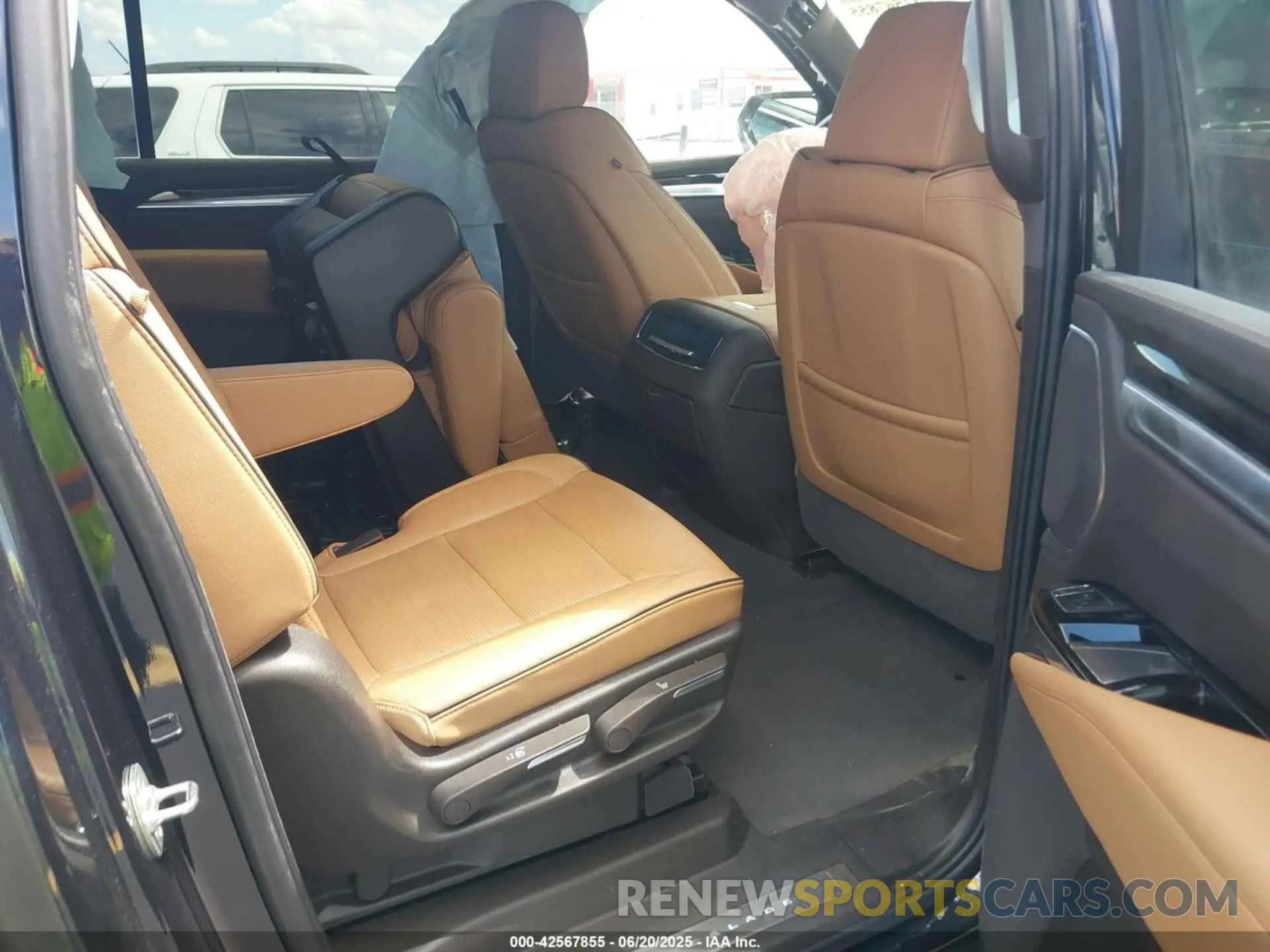 8 Photograph of a damaged car 1GYS8LRL6SR192601 CADILLAC ESCALADE ESV 2025