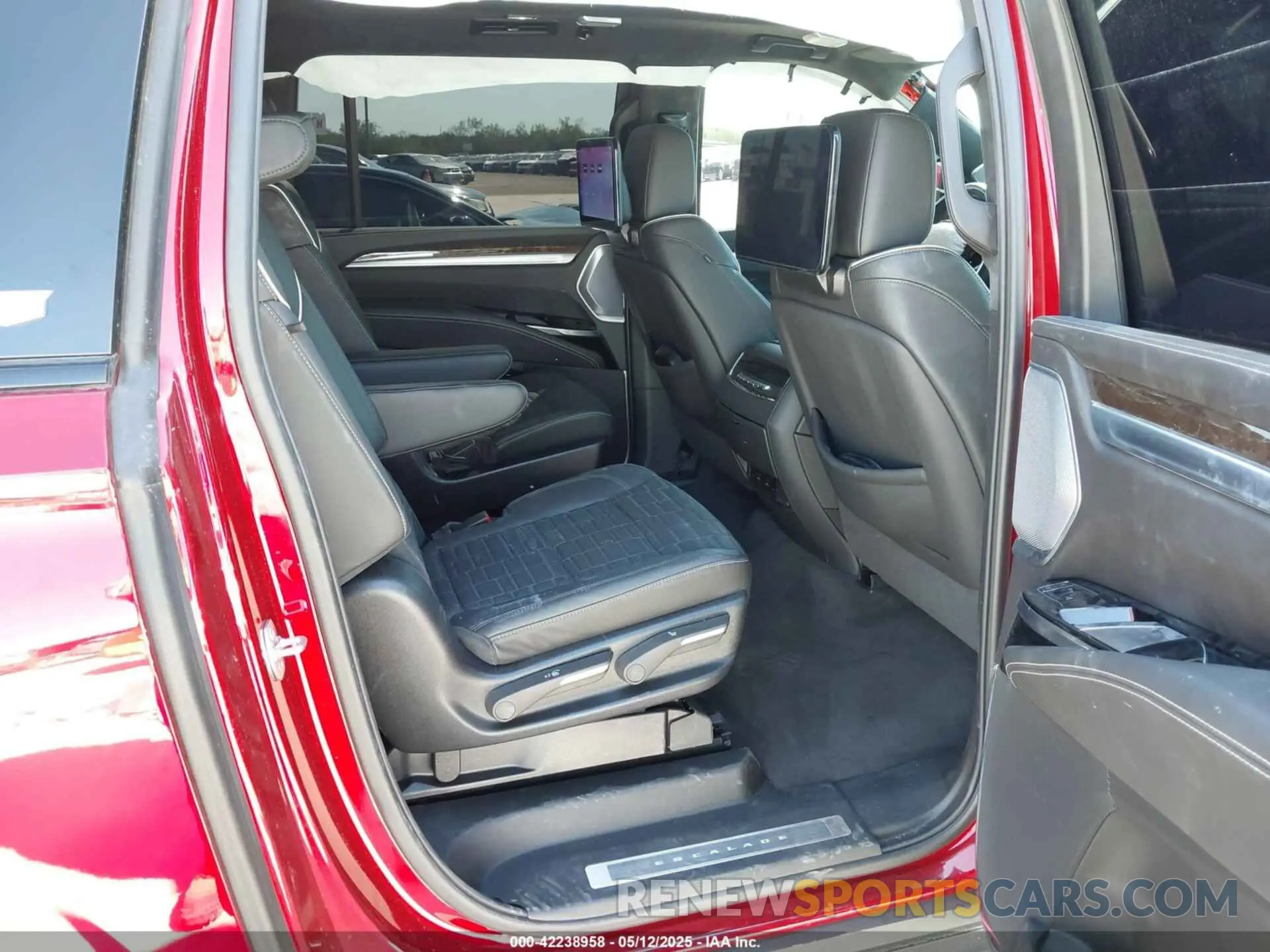 18 Photograph of a damaged car 1GYS8RRL3SR105112 CADILLAC ESCALADE ESV 2025