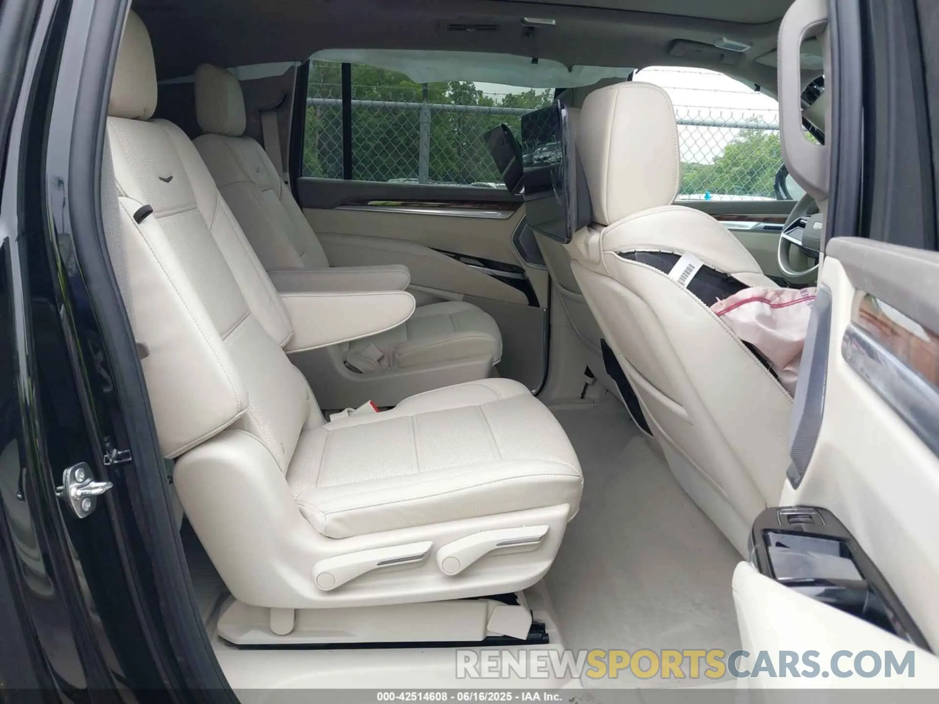8 Photograph of a damaged car 1GYS9RRL8SR296118 CADILLAC ESCALADE ESV 2025