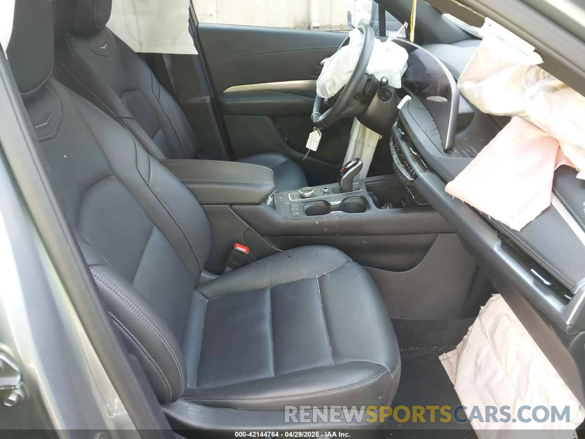 5 Photograph of a damaged car 1GYFZCR41SF142388 CADILLAC XT4 2025