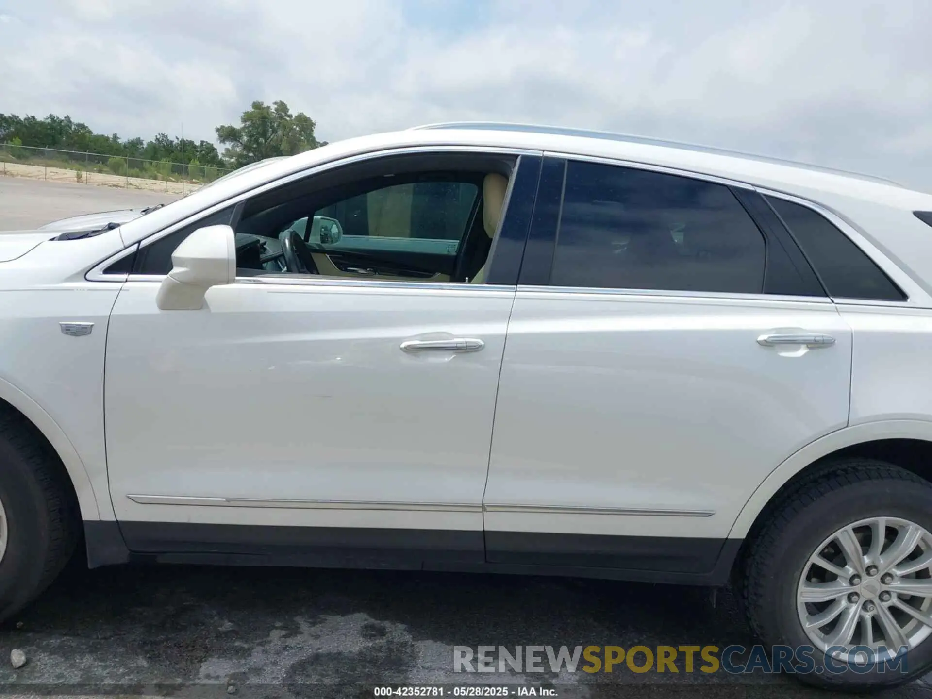 14 Photograph of a damaged car 1GYKNARSXKZ117520 CADILLAC XT5 2019