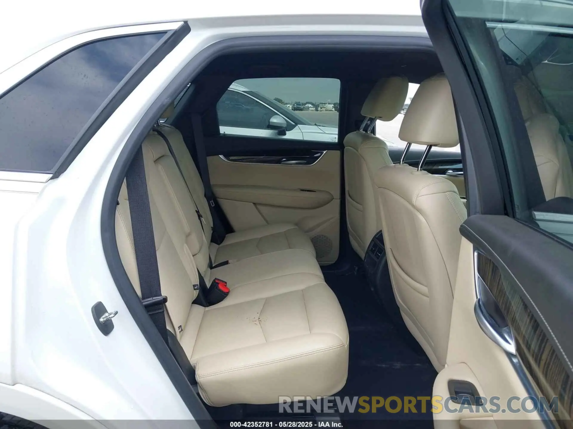 8 Photograph of a damaged car 1GYKNARSXKZ117520 CADILLAC XT5 2019