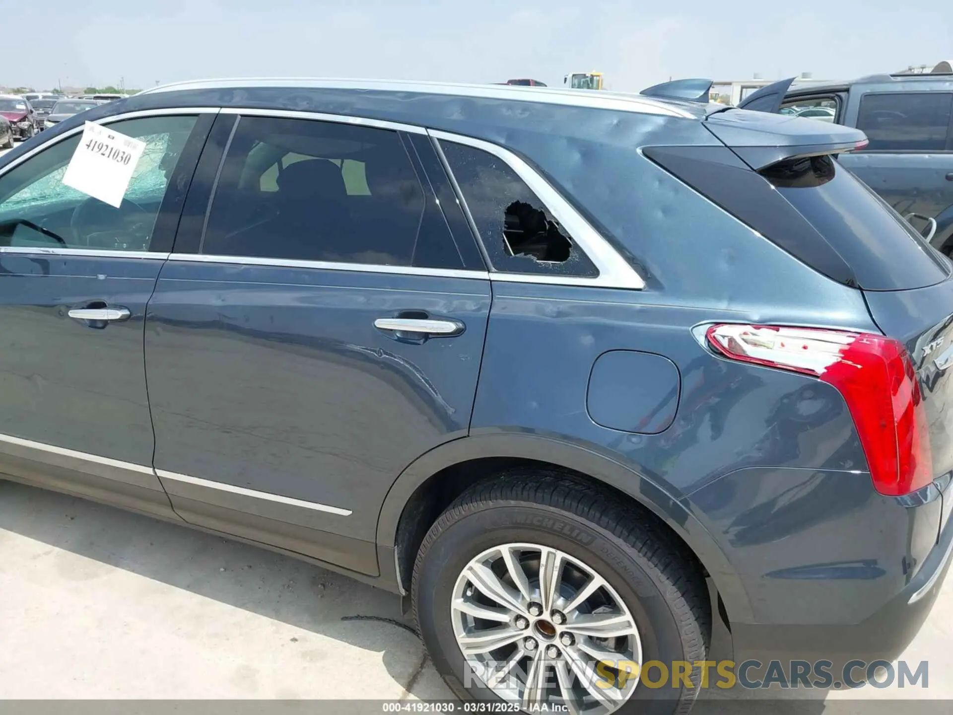 18 Photograph of a damaged car 1GYKNCRS1KZ259282 CADILLAC XT5 2019