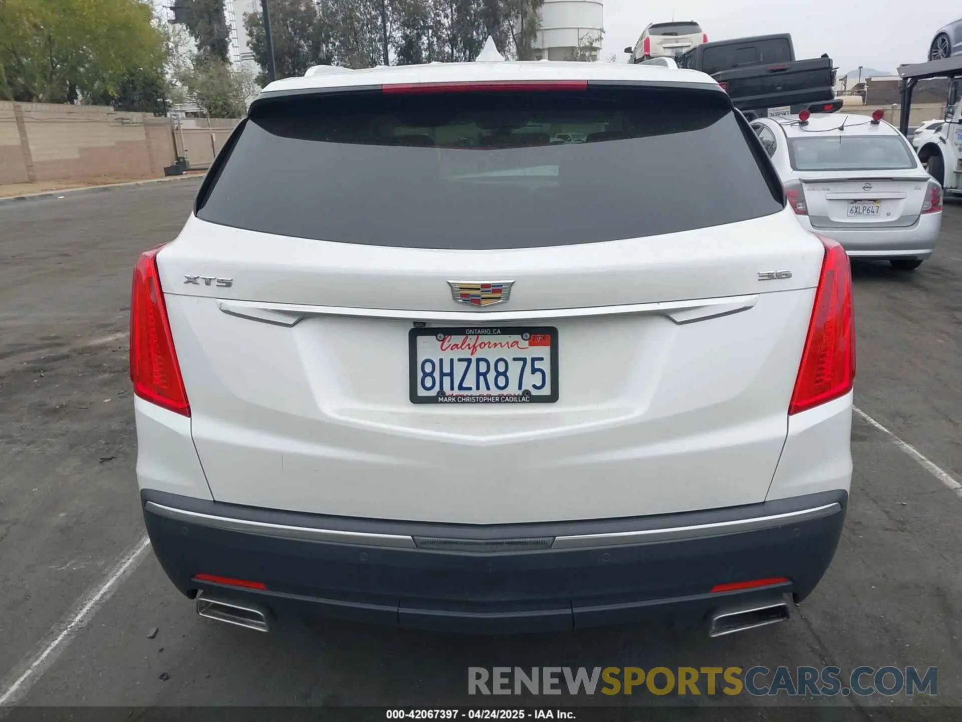 17 Photograph of a damaged car 1GYKNCRS2KZ158560 CADILLAC XT5 2019