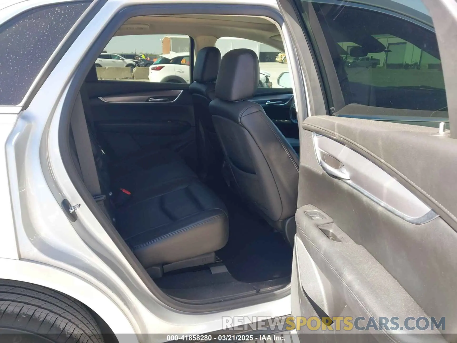 8 Photograph of a damaged car 1GYKNCRS3KZ100411 CADILLAC XT5 2019