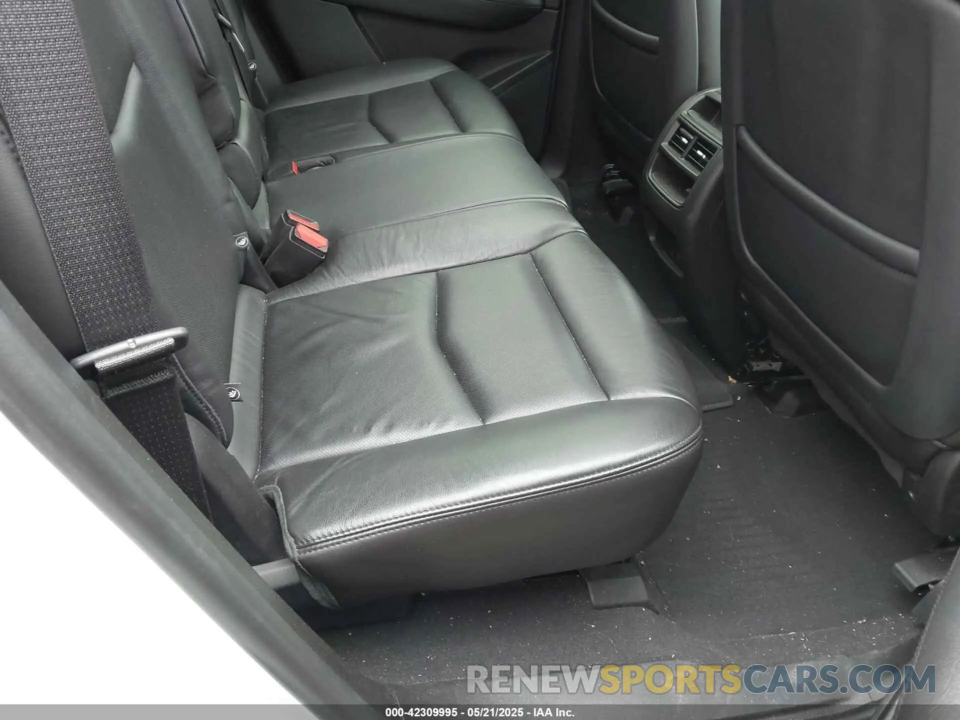 8 Photograph of a damaged car 1GYKNCRS5KZ102659 CADILLAC XT5 2019