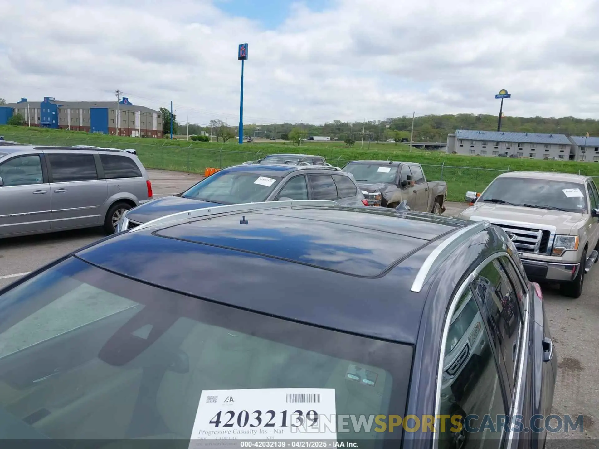 17 Photograph of a damaged car 1GYKNCRS7KZ199542 CADILLAC XT5 2019