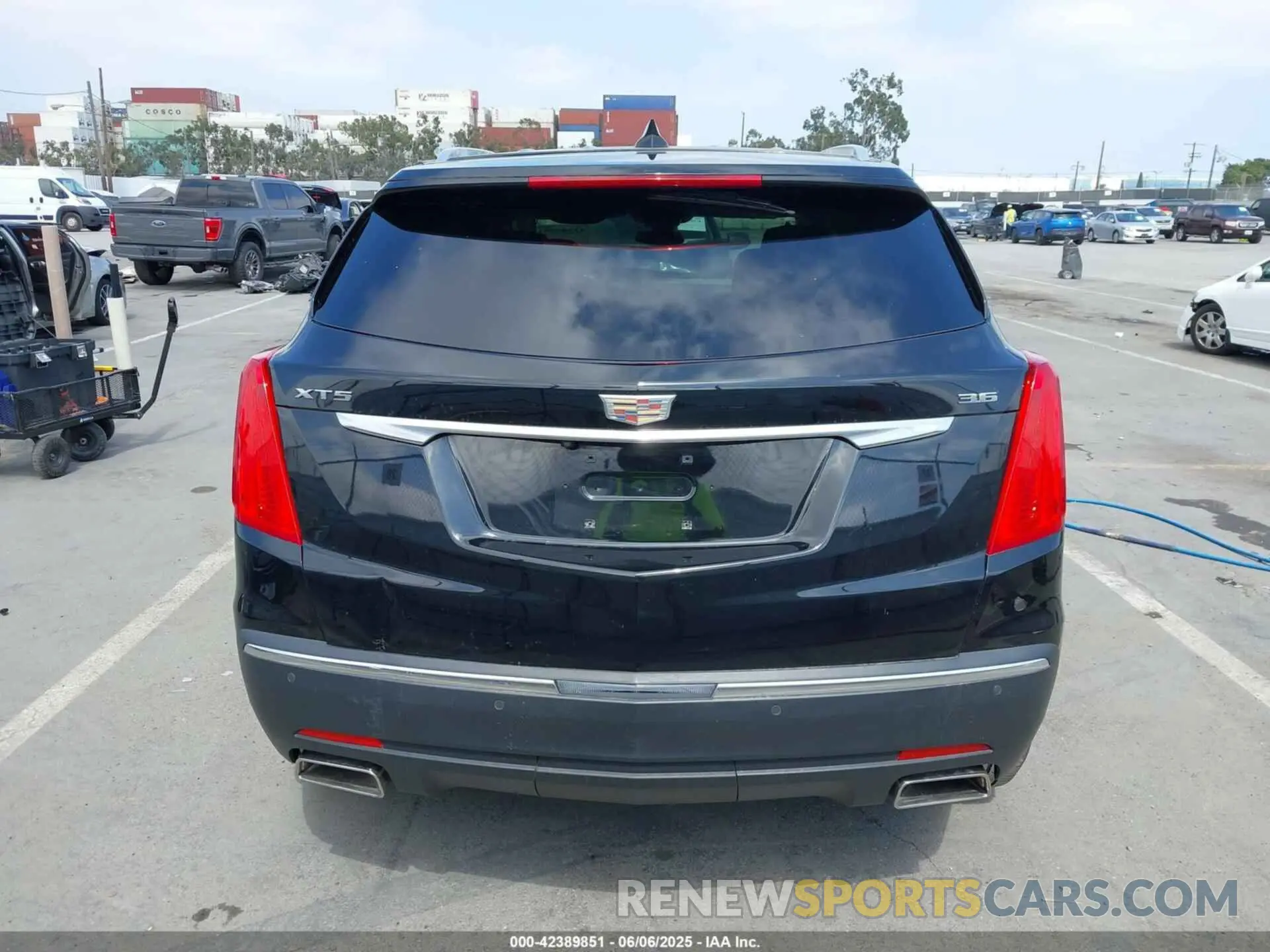 17 Photograph of a damaged car 1GYKNCRS9KZ173699 CADILLAC XT5 2019