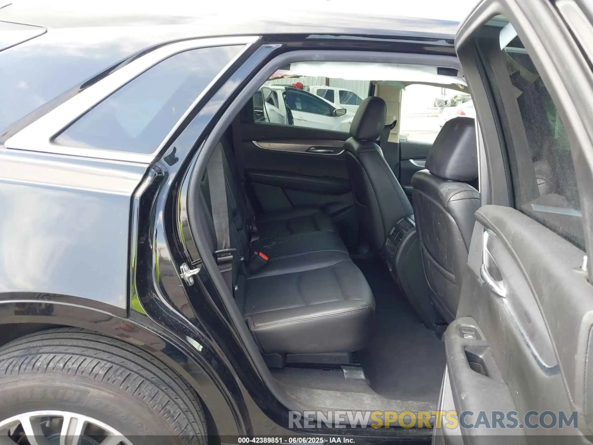 8 Photograph of a damaged car 1GYKNCRS9KZ173699 CADILLAC XT5 2019