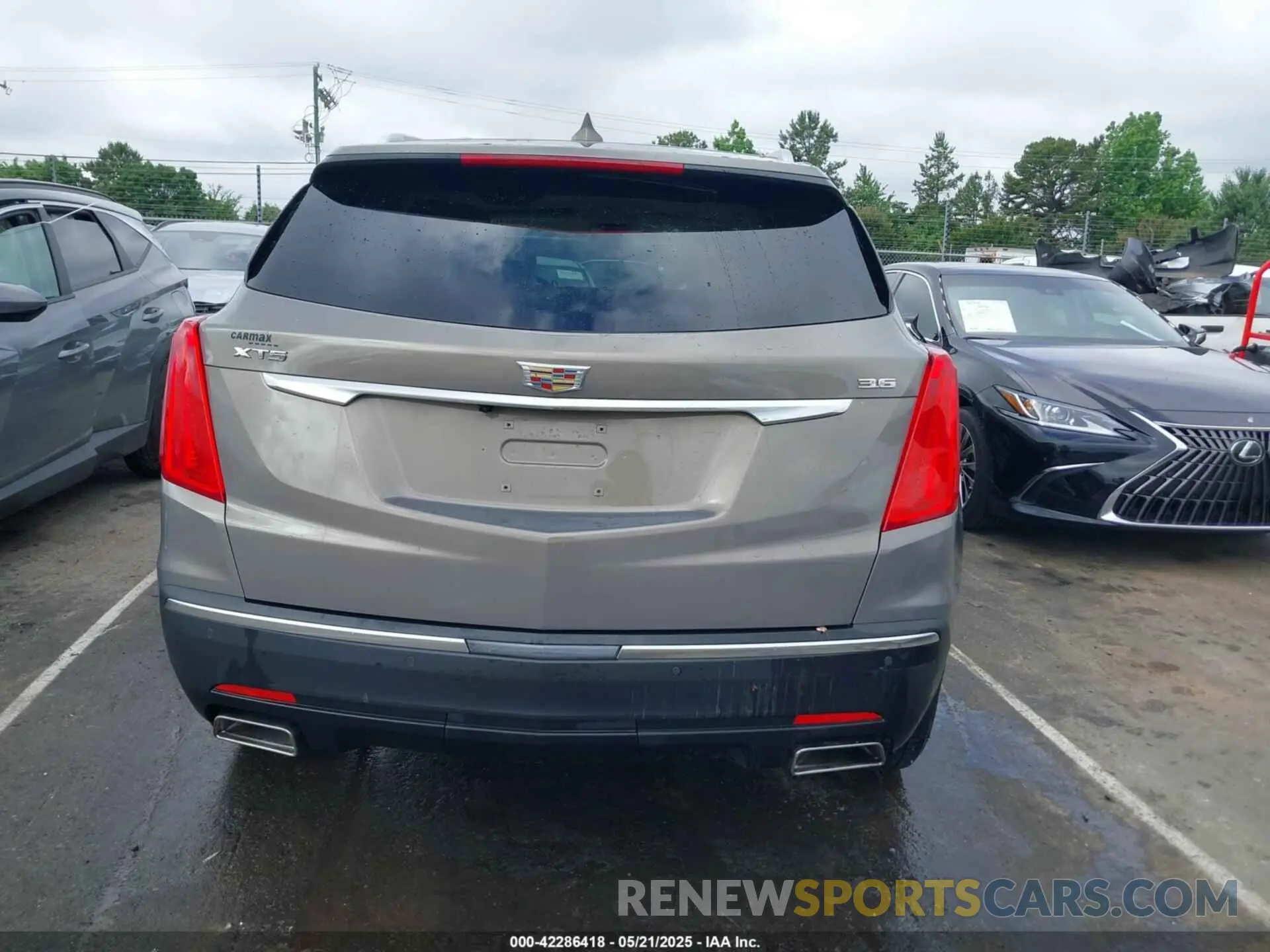 17 Photograph of a damaged car 1GYKNCRS9KZ198215 CADILLAC XT5 2019