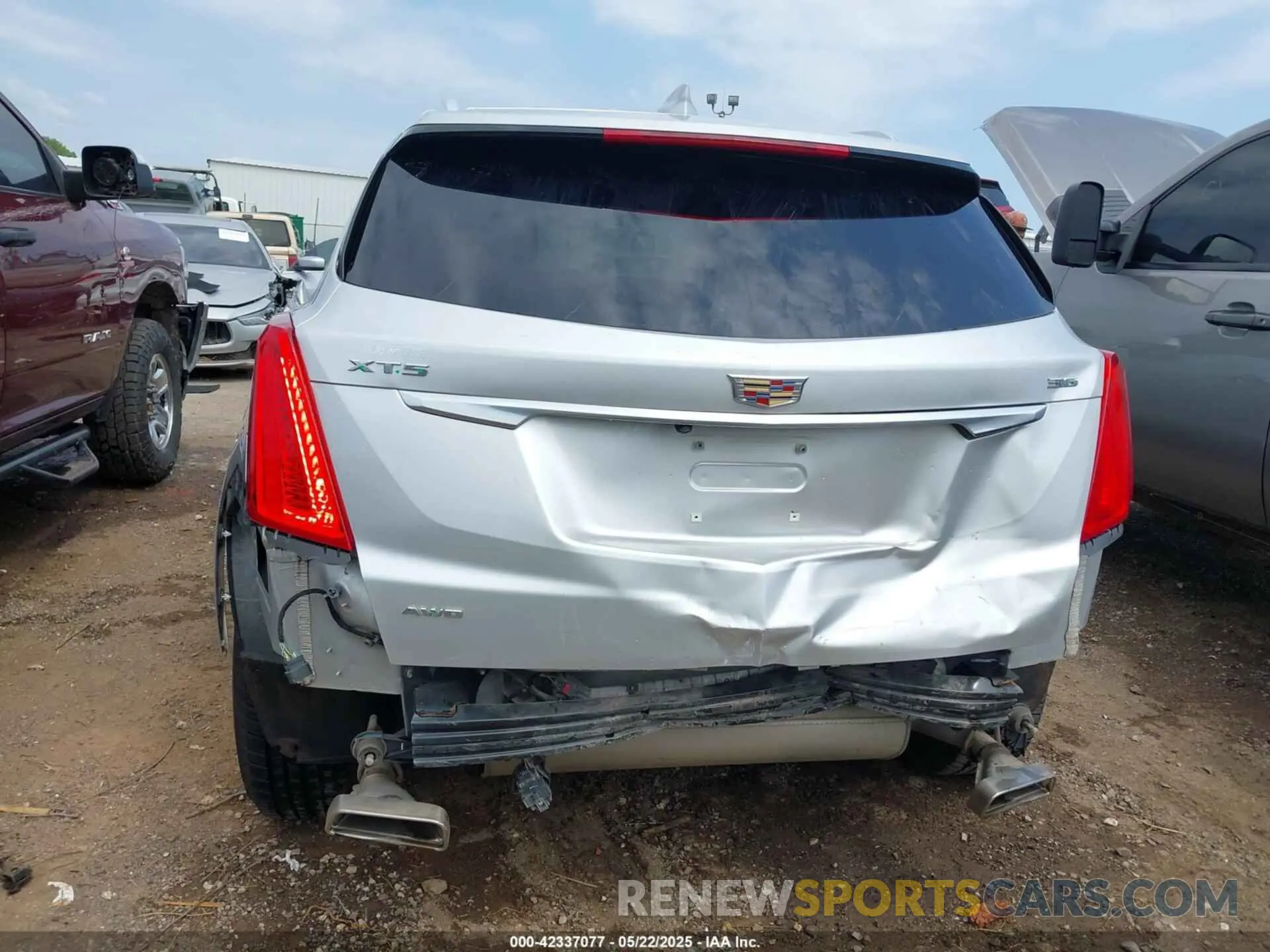 17 Photograph of a damaged car 1GYKNDRS7KZ239737 CADILLAC XT5 2019