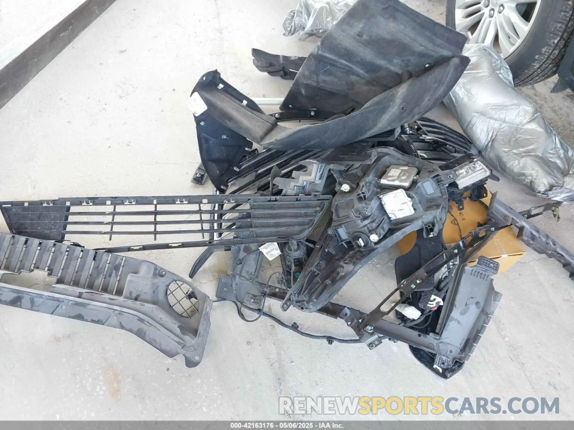 18 Photograph of a damaged car 1GYKNERS9KZ190112 CADILLAC XT5 2019