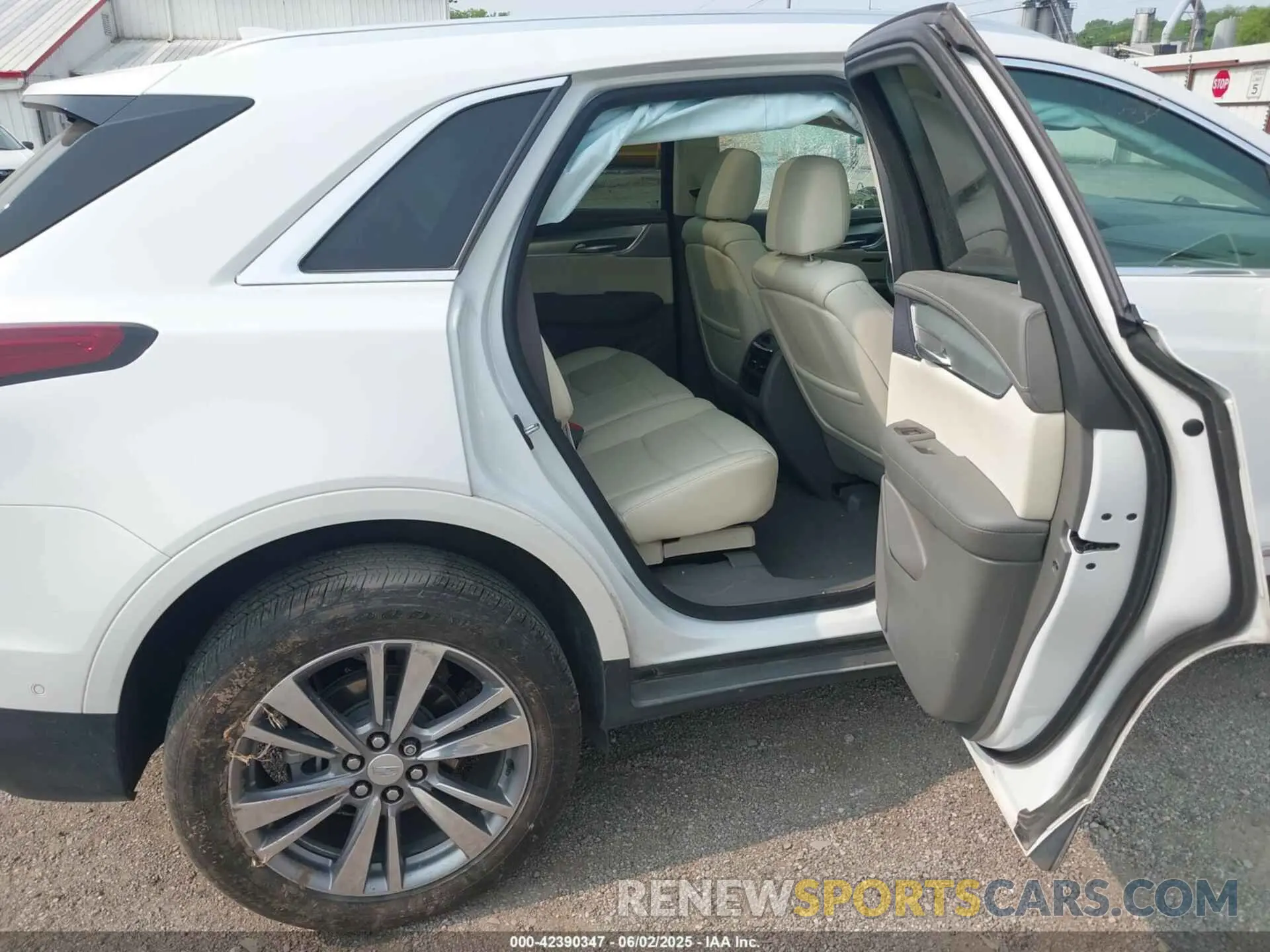 8 Photograph of a damaged car 1GYKNCRS0LZ116986 CADILLAC XT5 2020