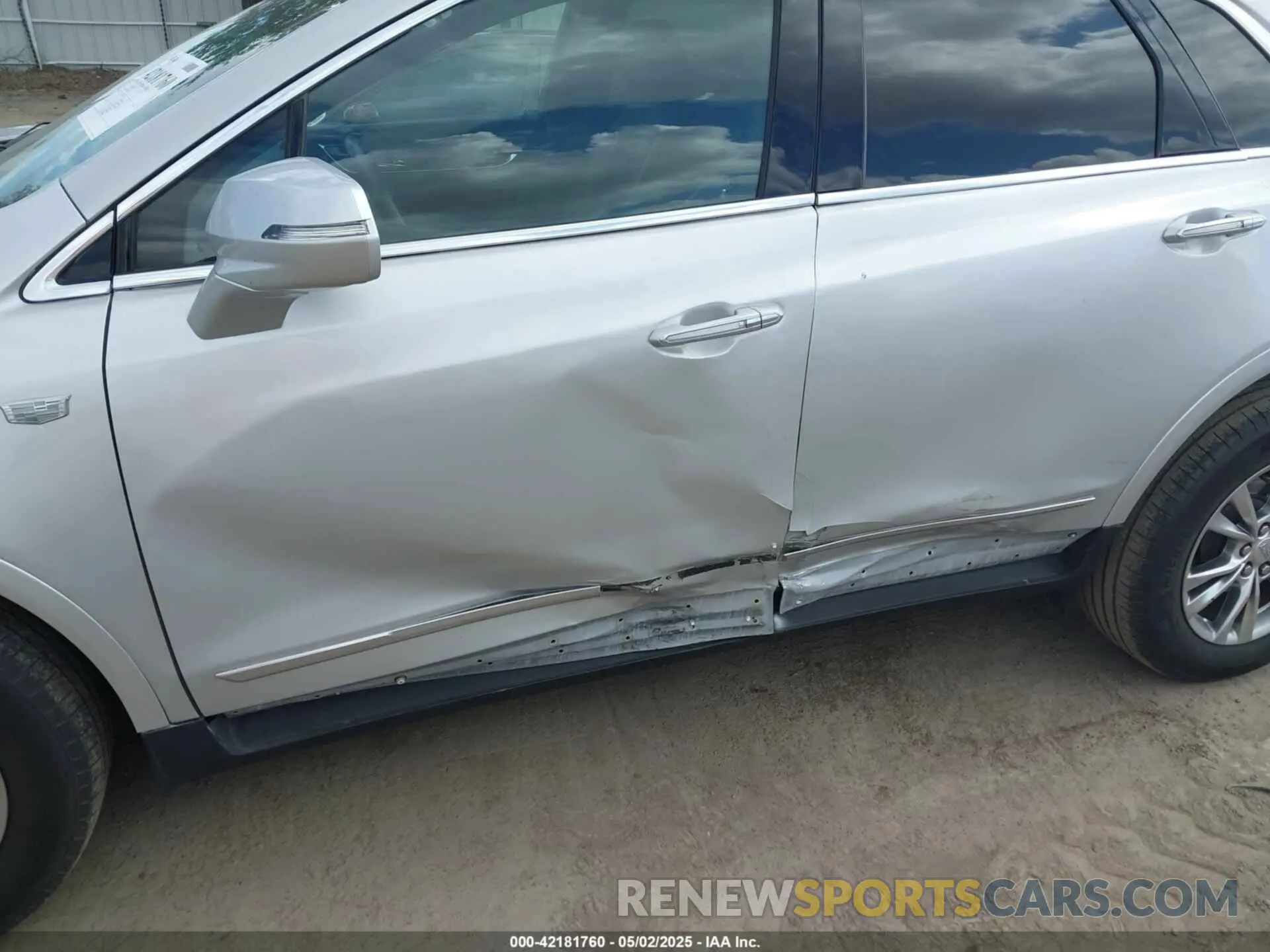 6 Photograph of a damaged car 1GYKNCRS0LZ187525 CADILLAC XT5 2020