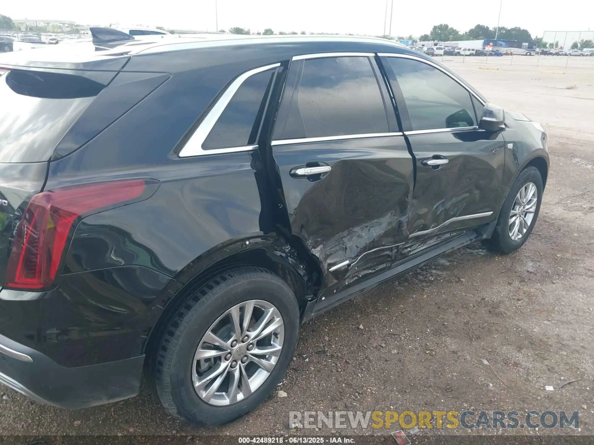 17 Photograph of a damaged car 1GYKNCRS4LZ190170 CADILLAC XT5 2020