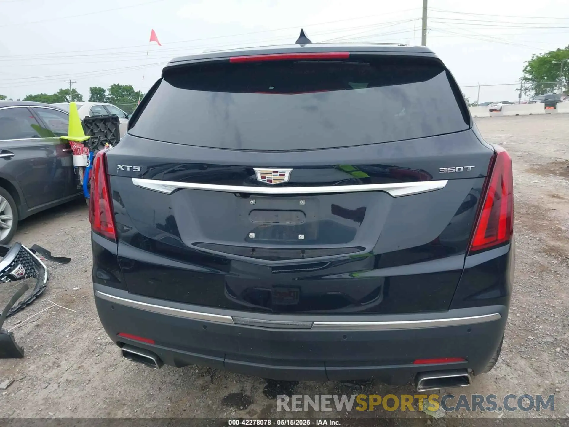 17 Photograph of a damaged car 1GYKNAR42MZ131870 CADILLAC XT5 2021