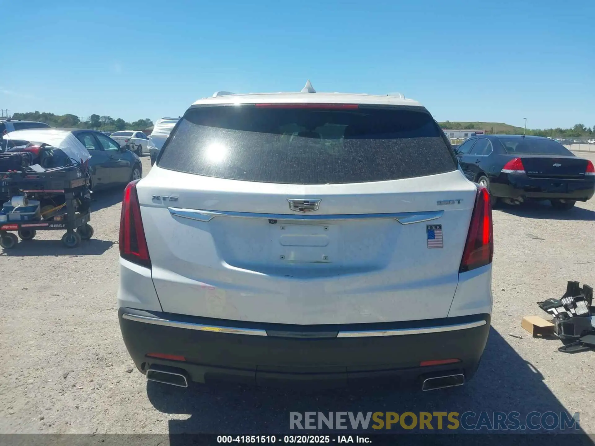17 Photograph of a damaged car 1GYKNAR48MZ149757 CADILLAC XT5 2021