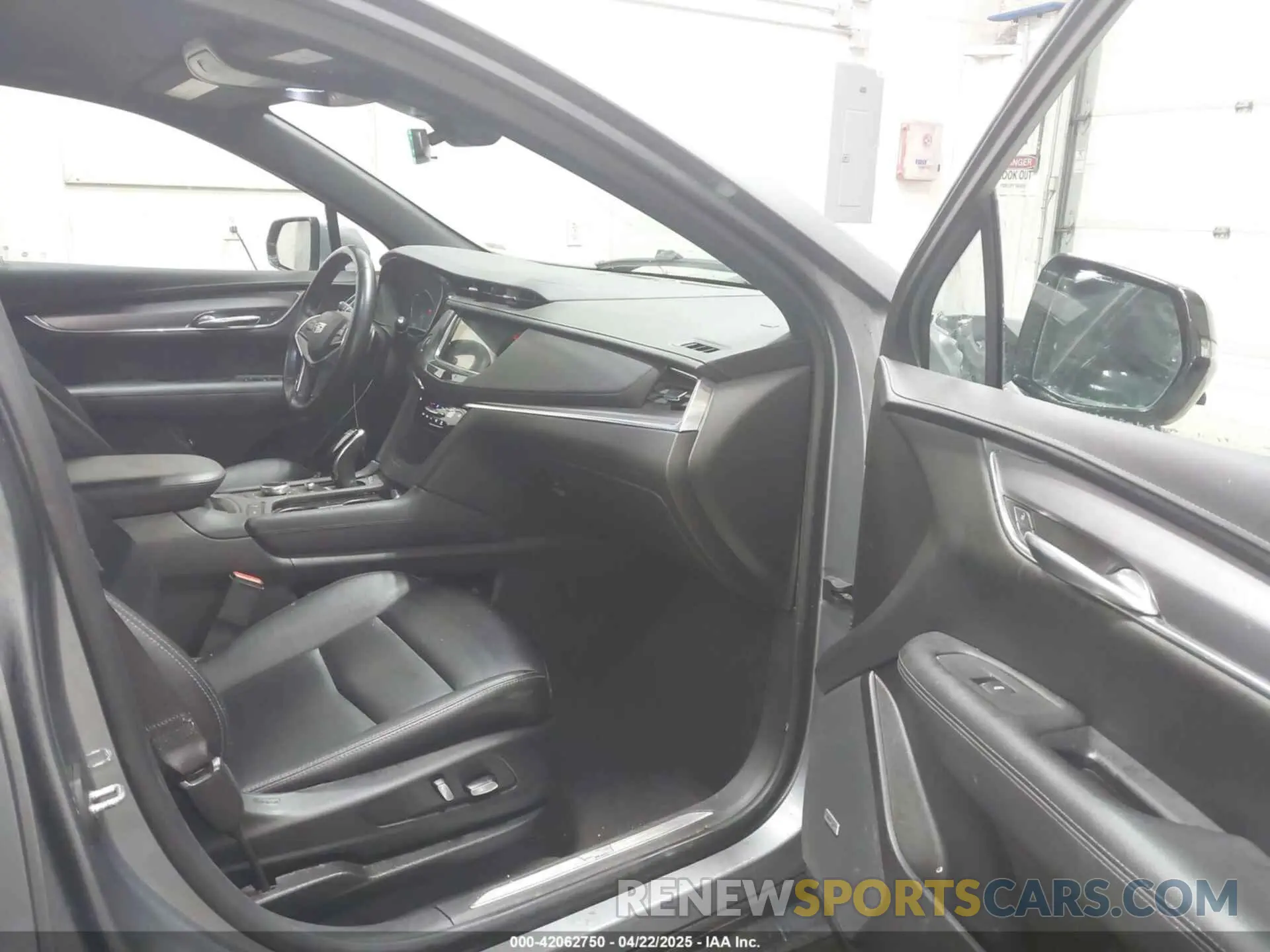 5 Photograph of a damaged car 1GYKNBR42MZ165944 CADILLAC XT5 2021