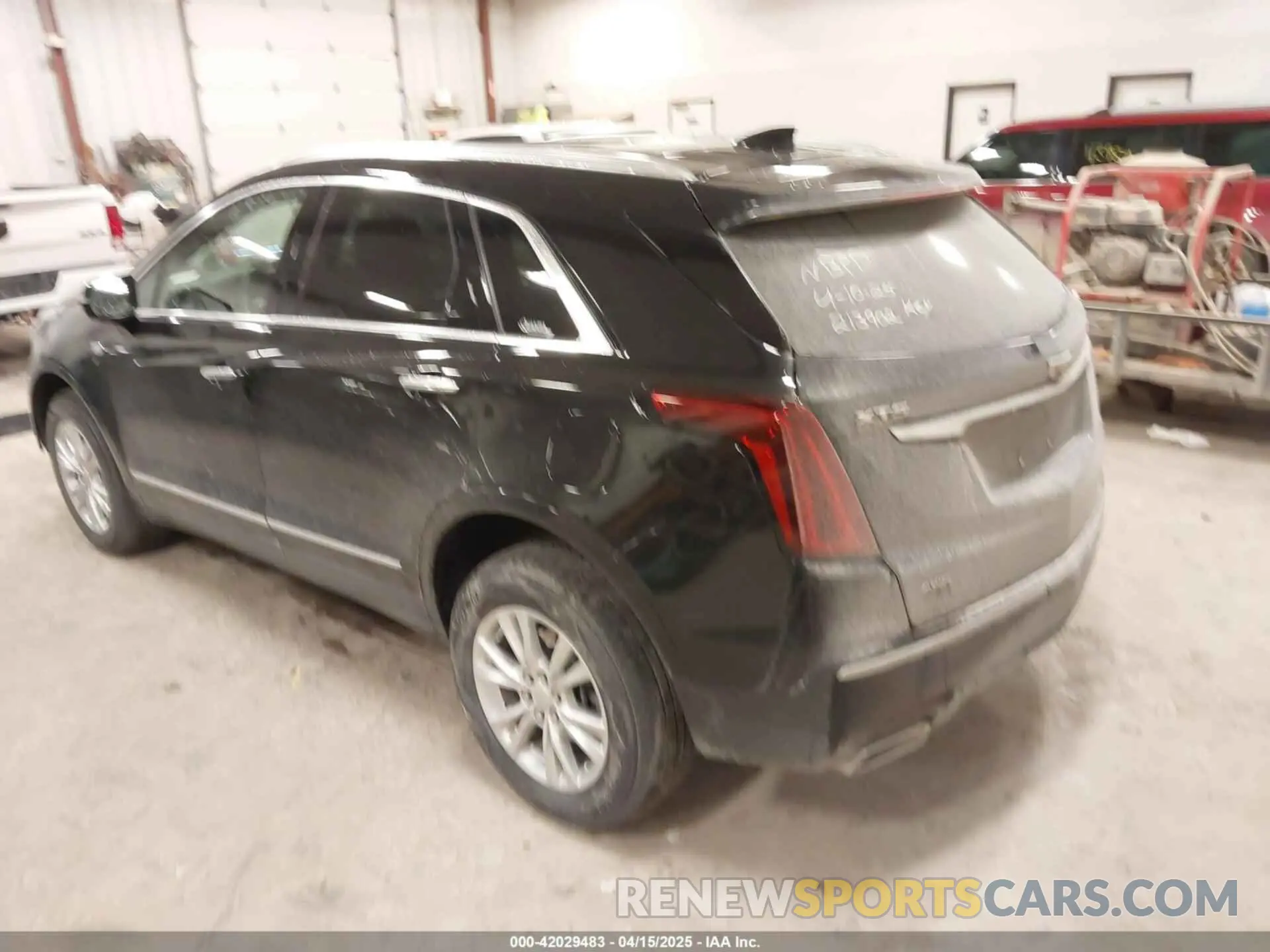 3 Photograph of a damaged car 1GYKNBR48MZ213902 CADILLAC XT5 2021