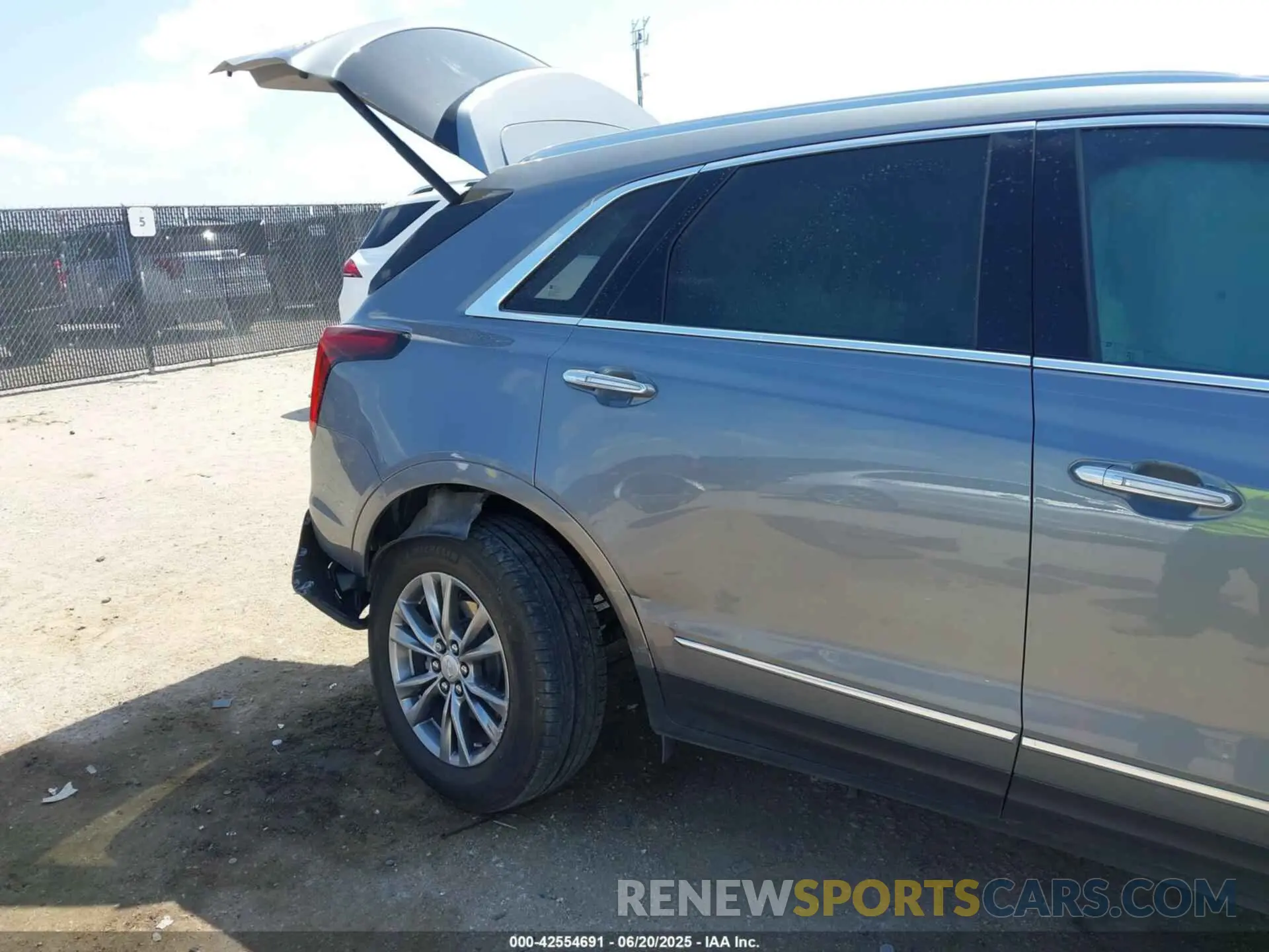 6 Photograph of a damaged car 1GYKNCR46MZ174474 CADILLAC XT5 2021