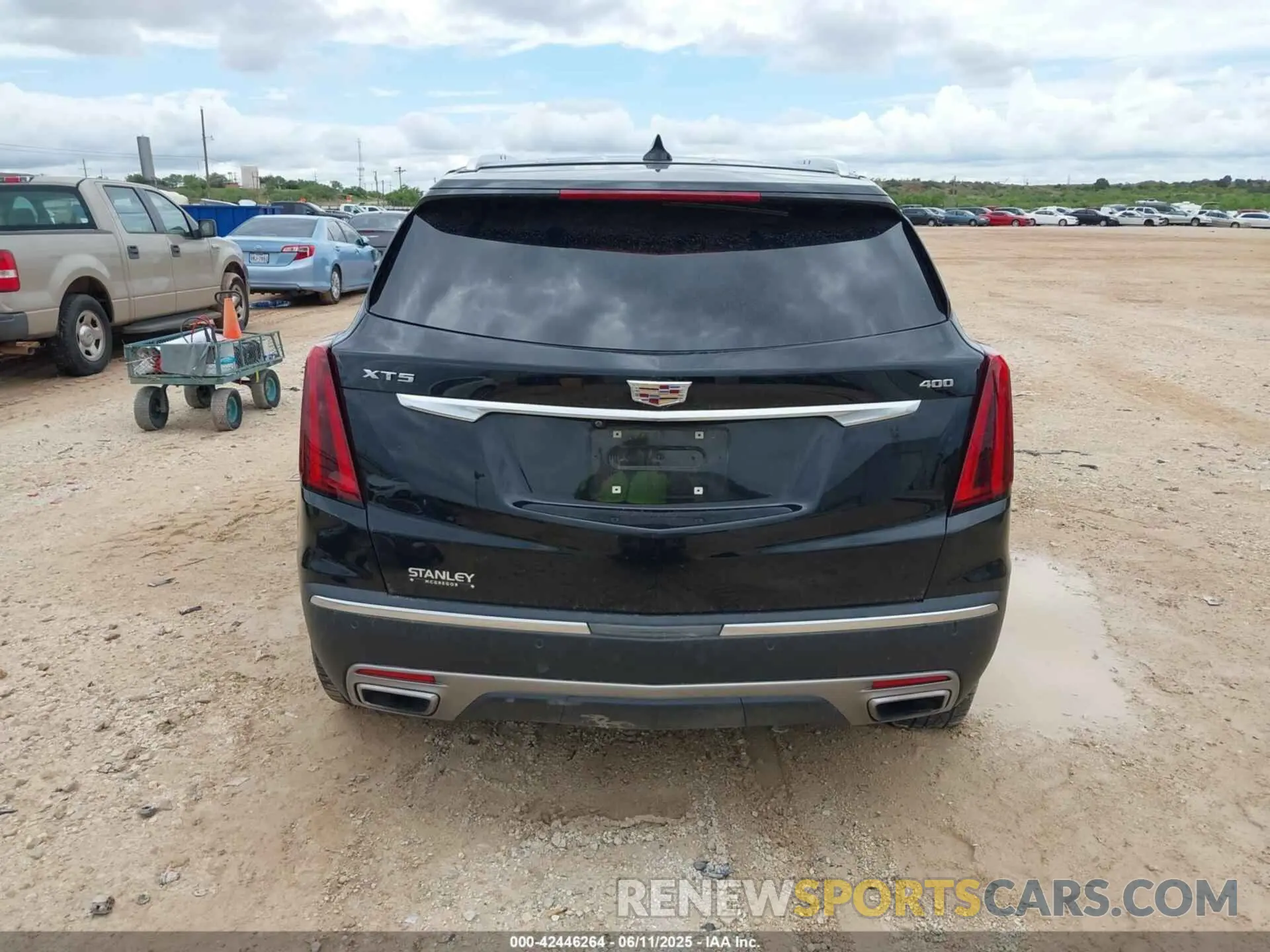 17 Photograph of a damaged car 1GYKNCRS8MZ233474 CADILLAC XT5 2021