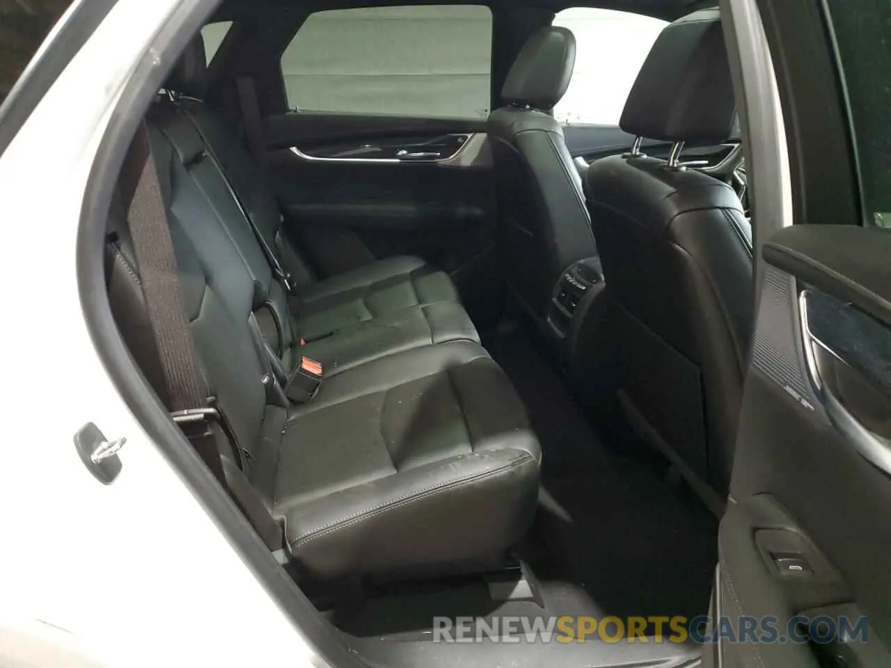 11 Photograph of a damaged car 1GYKNDRS1NZ108680 CADILLAC XT5 2022