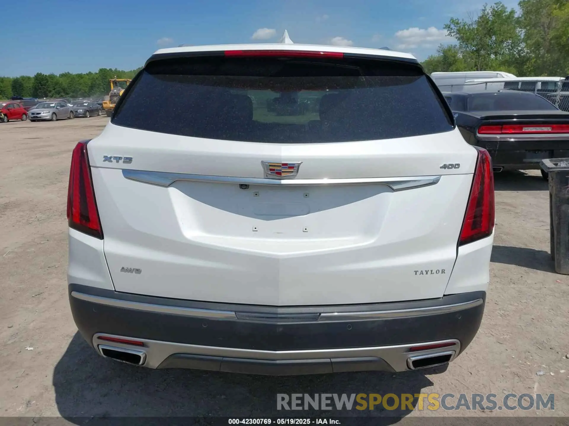 17 Photograph of a damaged car 1GYKNDRS7NZ155485 CADILLAC XT5 2022