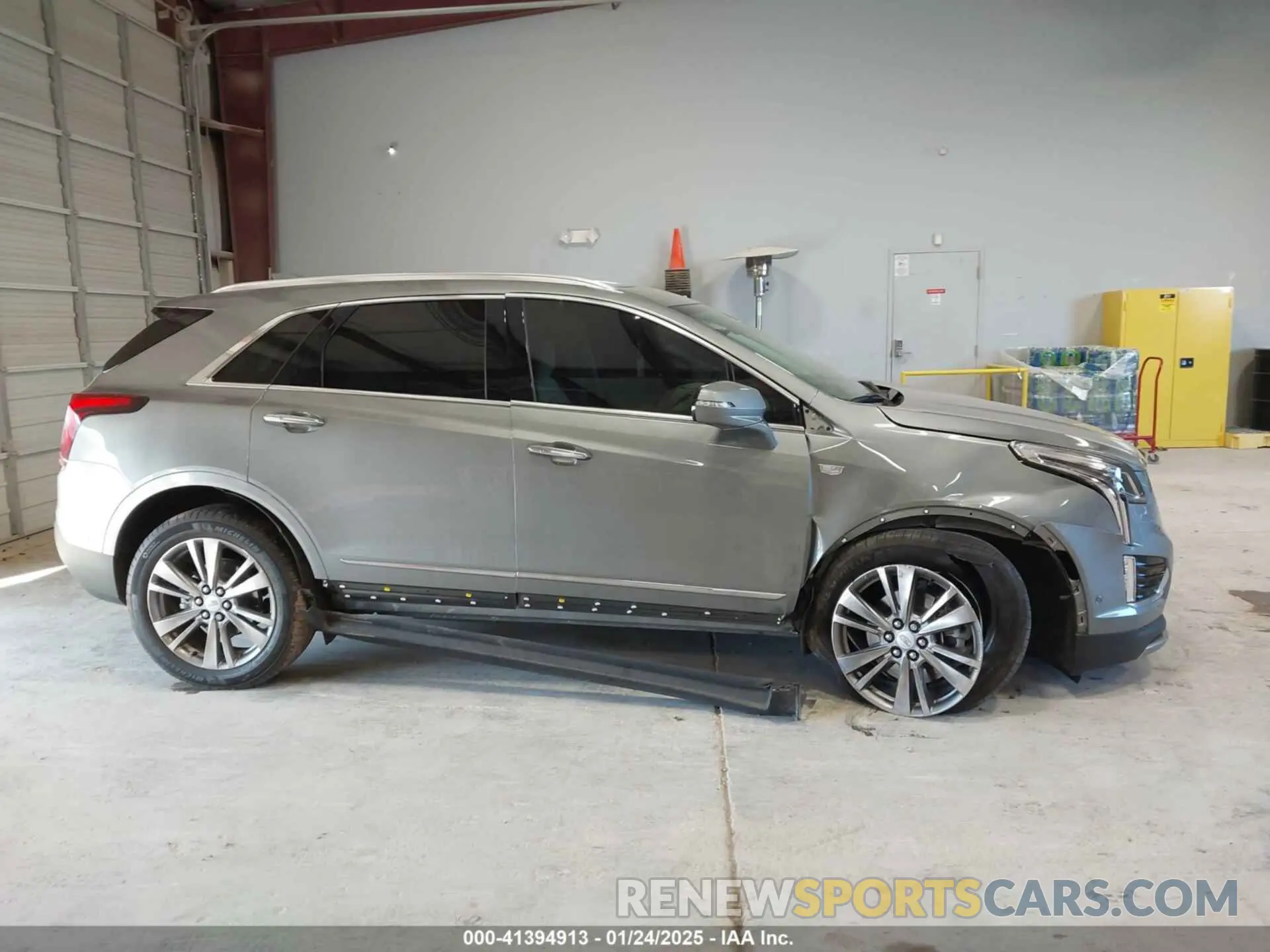14 Photograph of a damaged car 1GYKNCR42PZ178252 CADILLAC XT5 2023