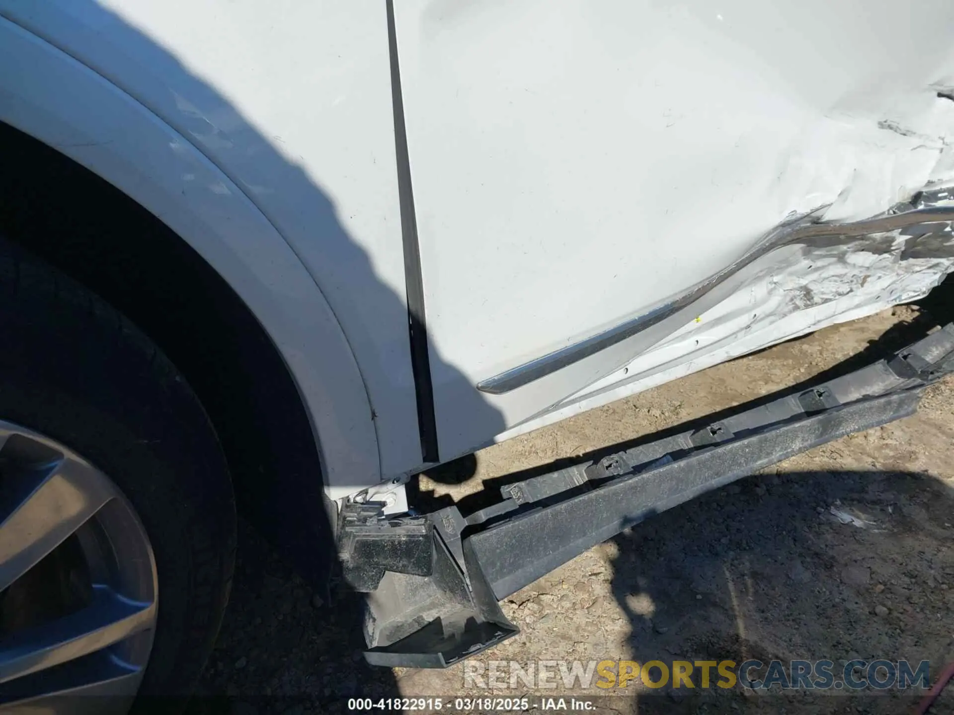 16 Photograph of a damaged car 1GYKNCR46PZ110617 CADILLAC XT5 2023