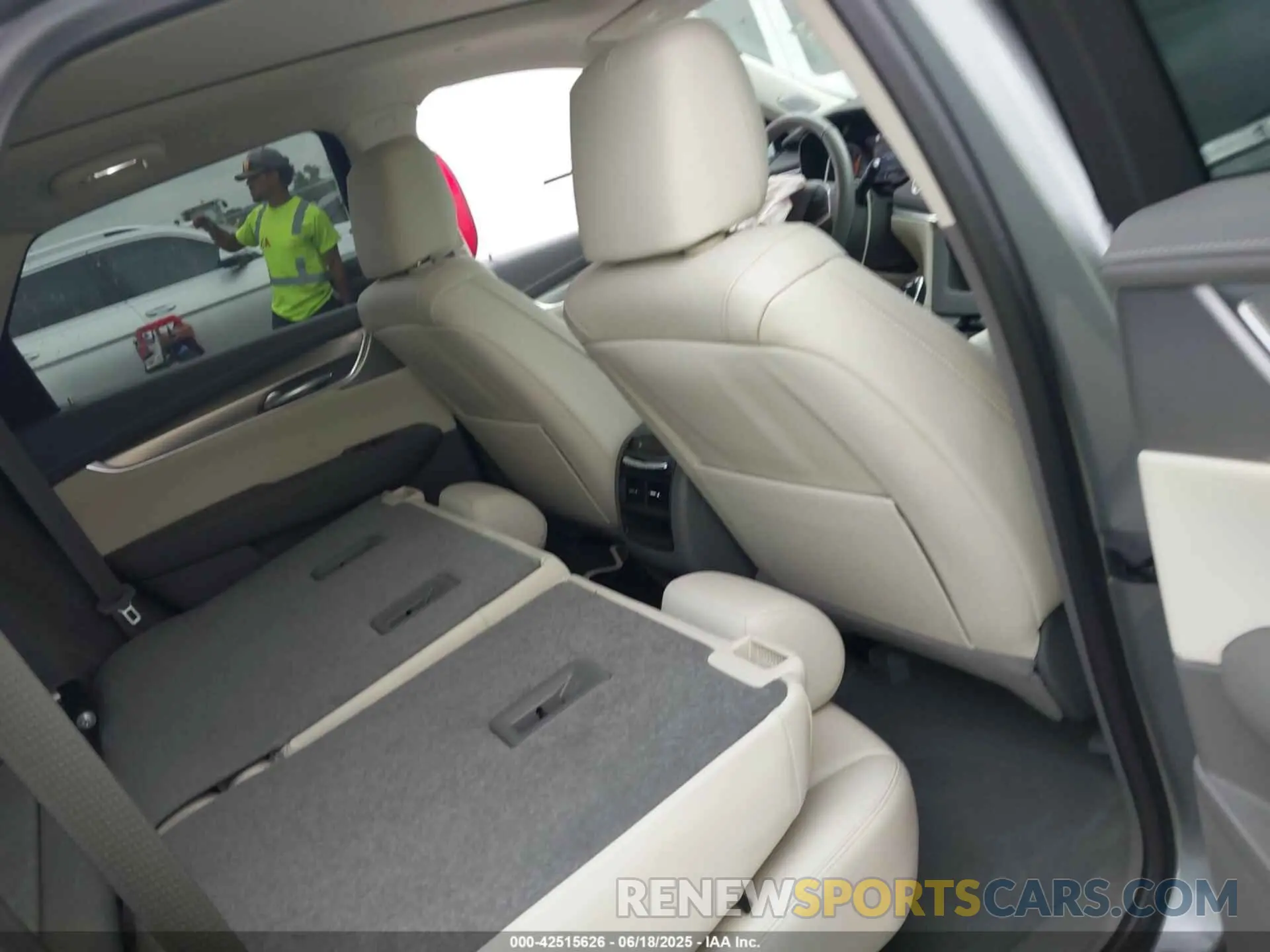 8 Photograph of a damaged car 1GYKNCRS2PZ203892 CADILLAC XT5 2023