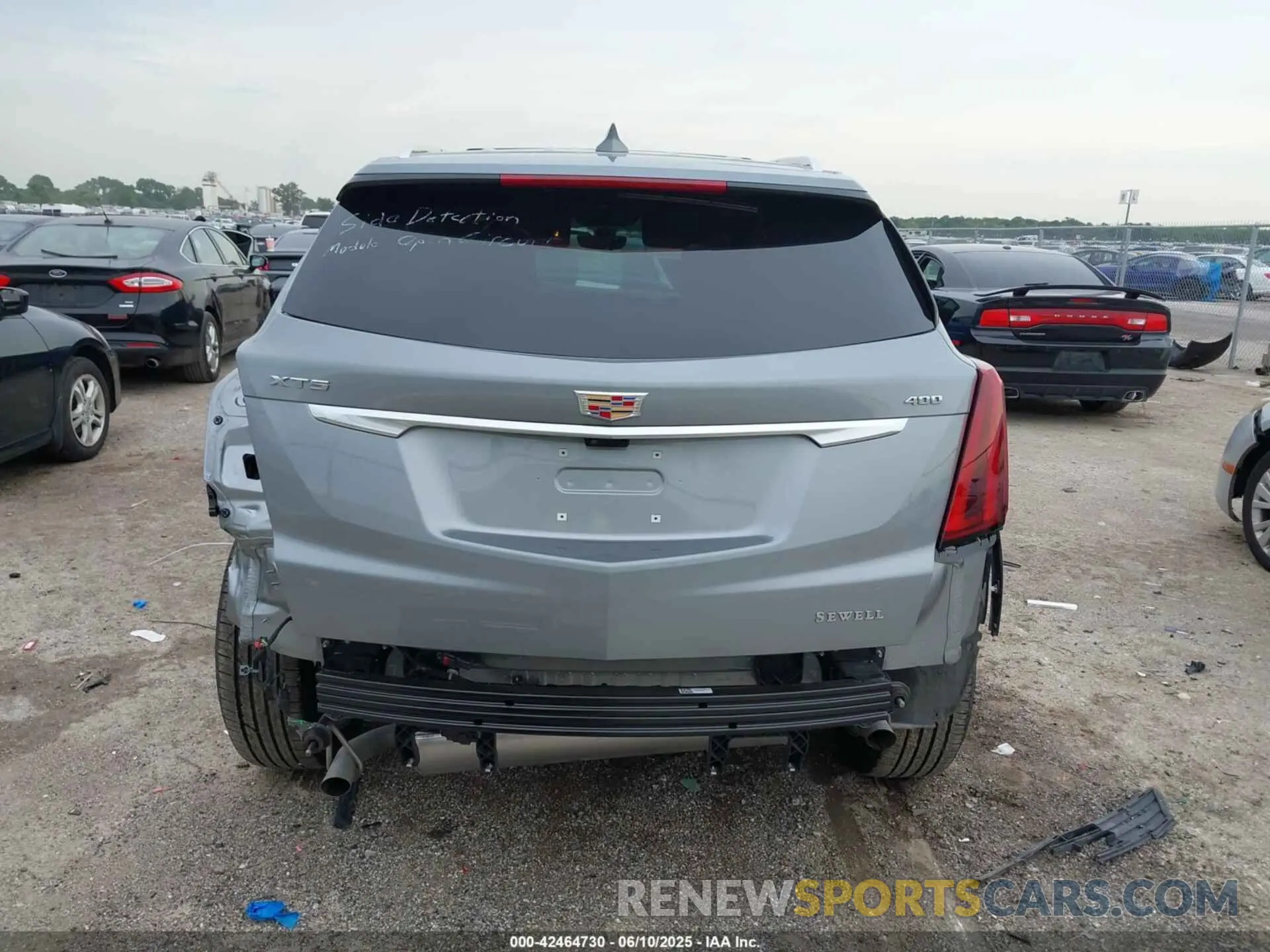 17 Photograph of a damaged car 1GYKNCRS0SZ101466 CADILLAC XT5 2025