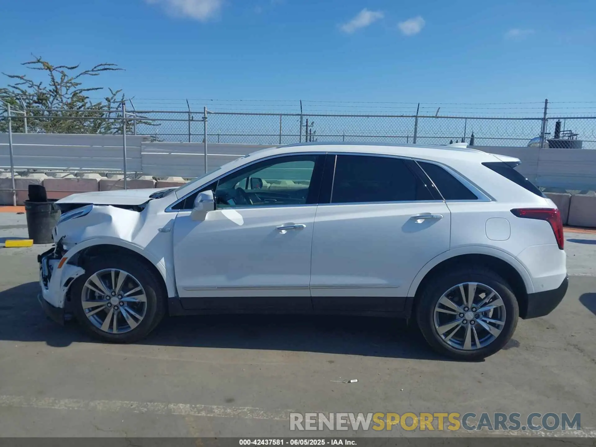 14 Photograph of a damaged car 1GYKNCRS2SZ133237 CADILLAC XT5 2025