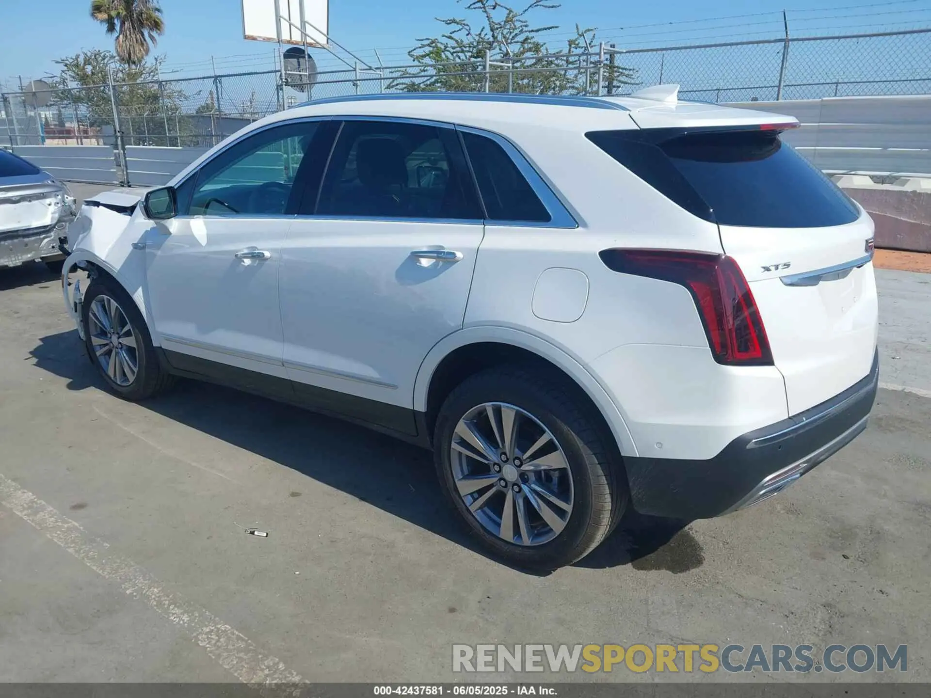 3 Photograph of a damaged car 1GYKNCRS2SZ133237 CADILLAC XT5 2025