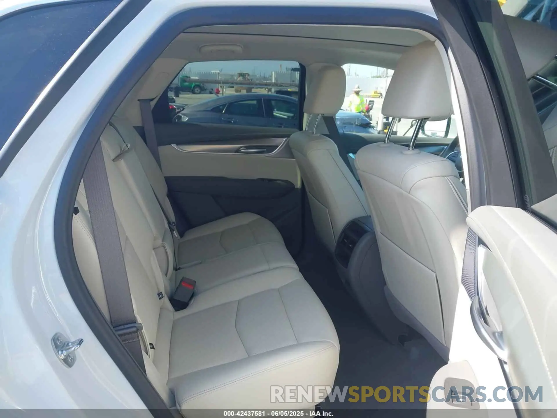 8 Photograph of a damaged car 1GYKNCRS2SZ133237 CADILLAC XT5 2025