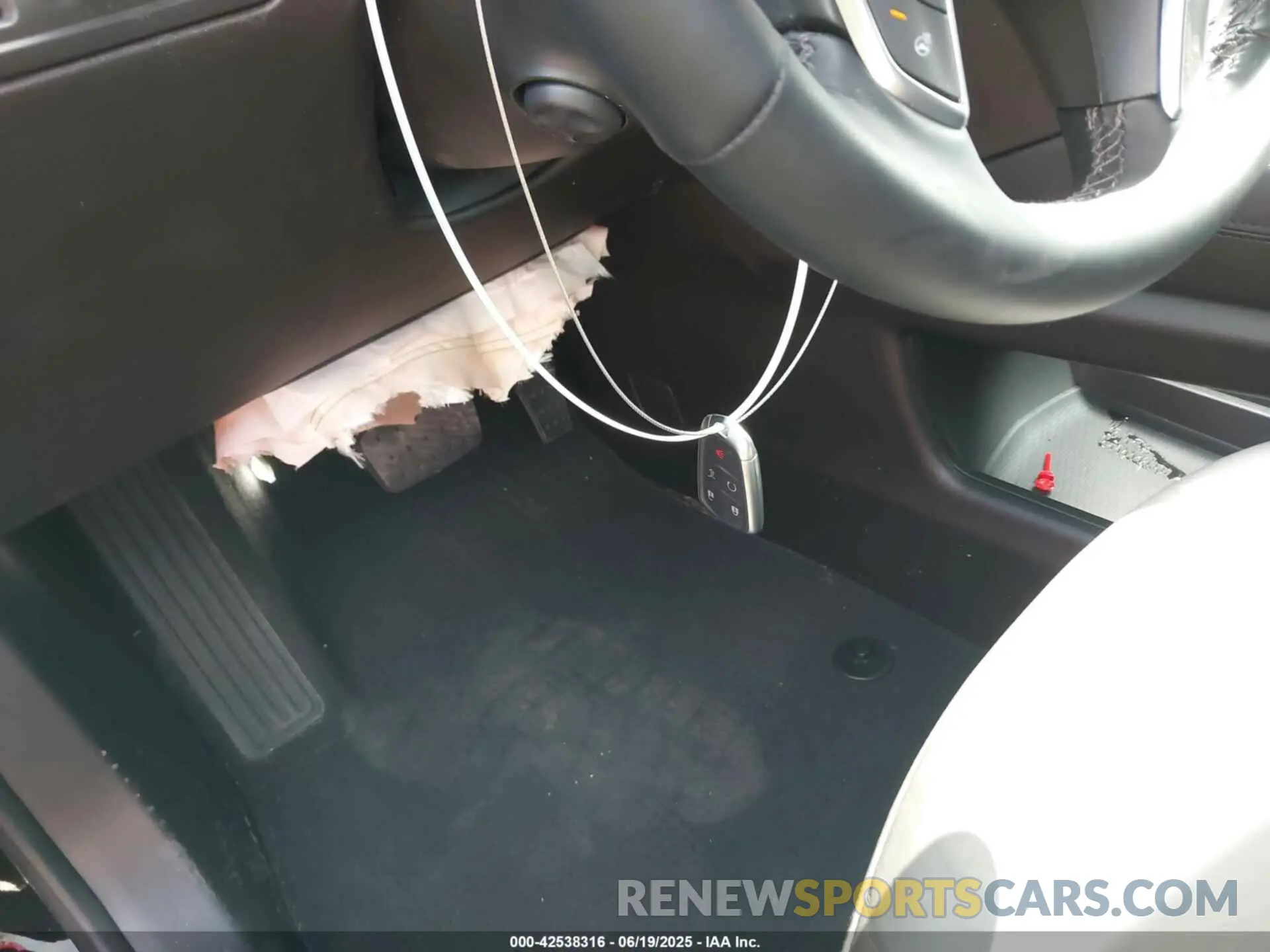 11 Photograph of a damaged car 1GYKNCRS8SZ110724 CADILLAC XT5 2025