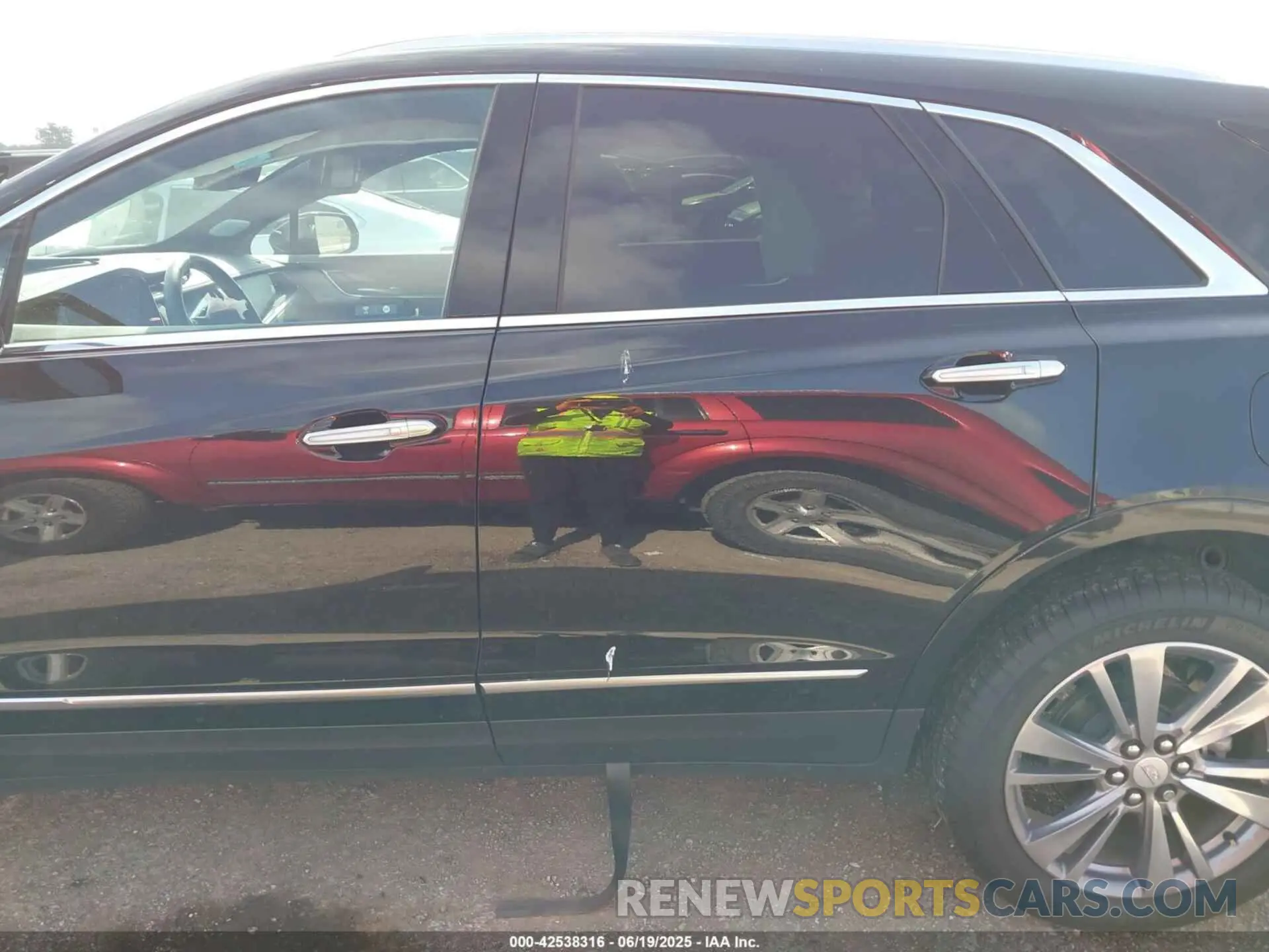 14 Photograph of a damaged car 1GYKNCRS8SZ110724 CADILLAC XT5 2025