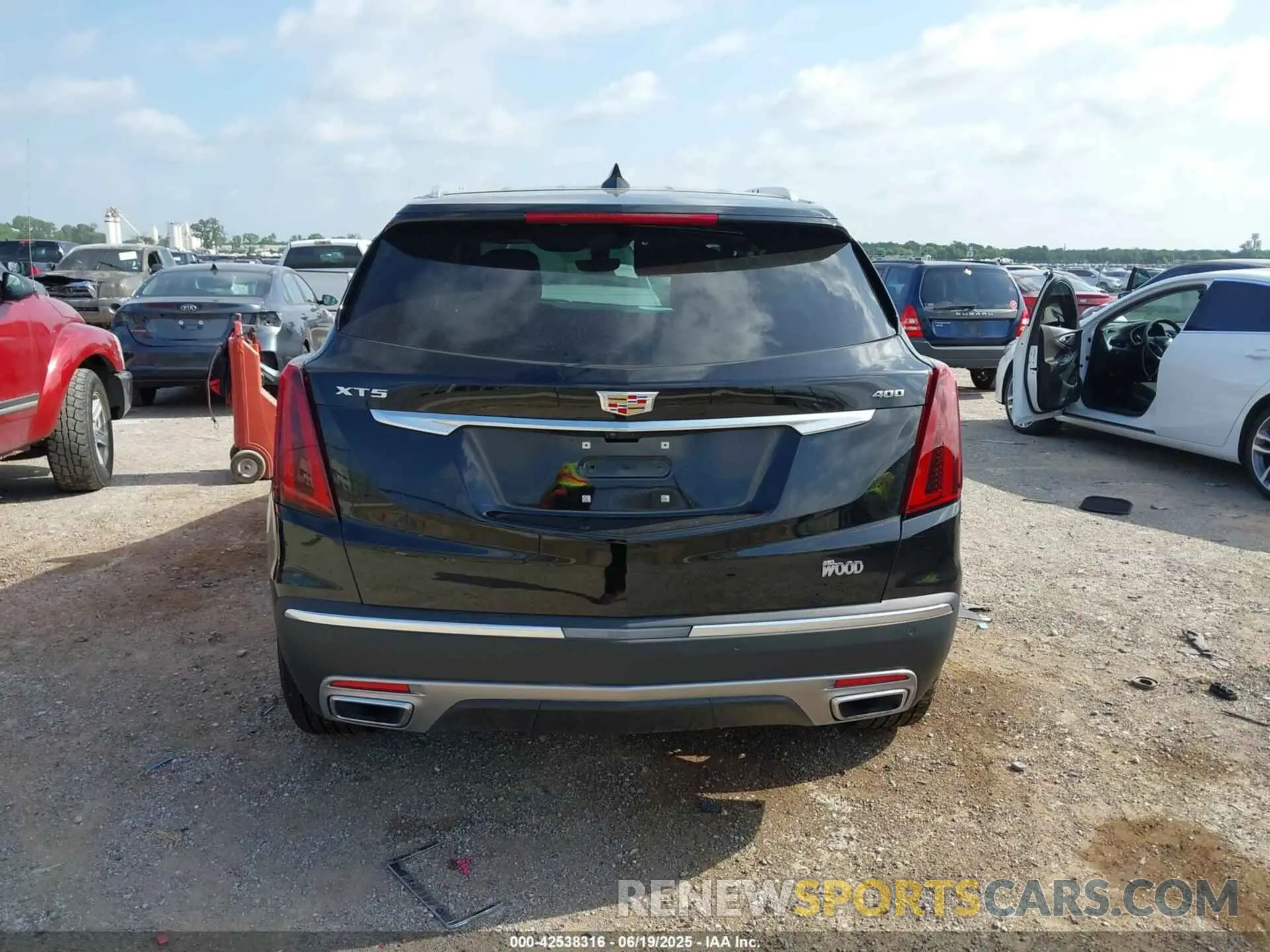 16 Photograph of a damaged car 1GYKNCRS8SZ110724 CADILLAC XT5 2025