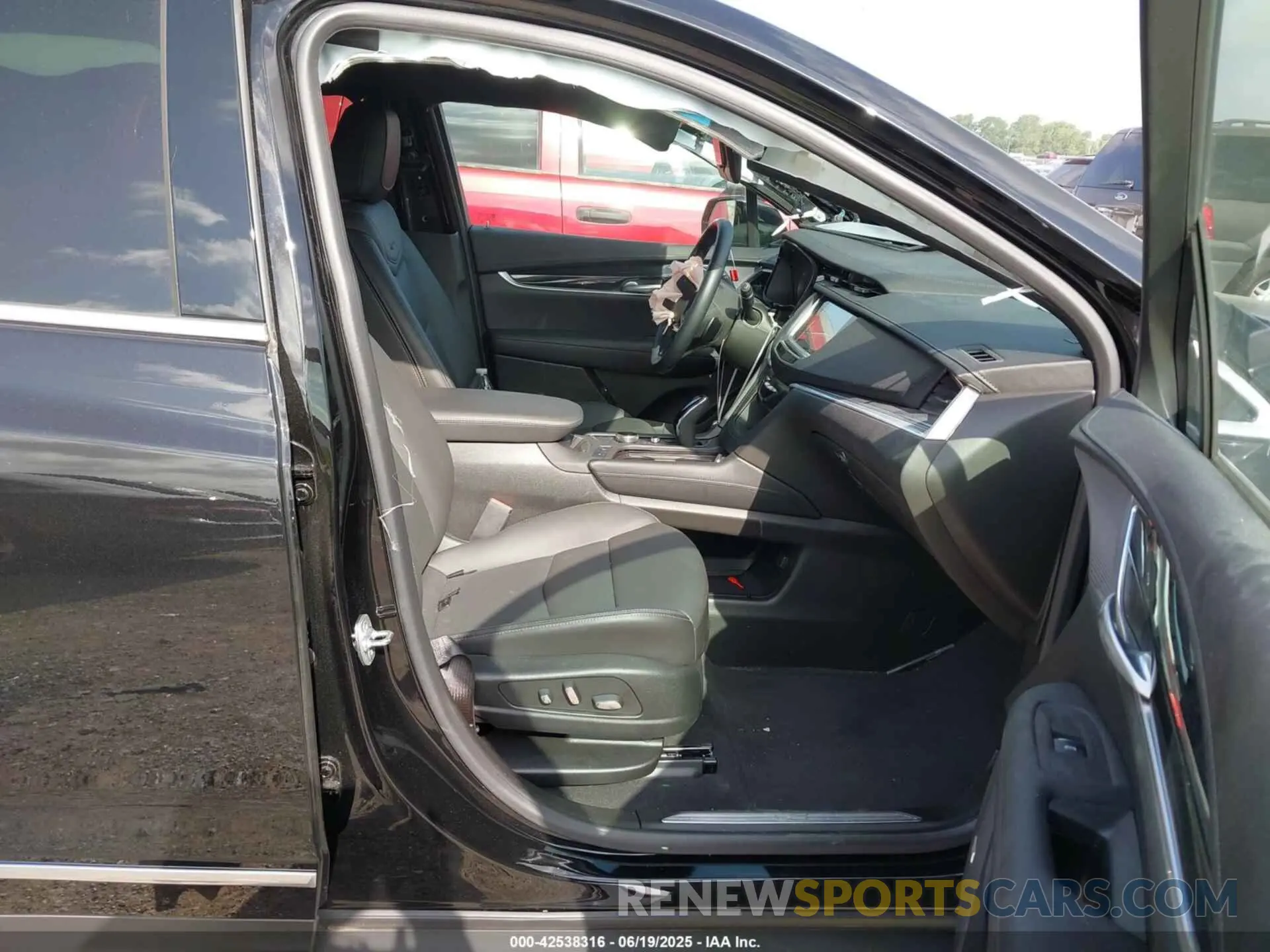 5 Photograph of a damaged car 1GYKNCRS8SZ110724 CADILLAC XT5 2025