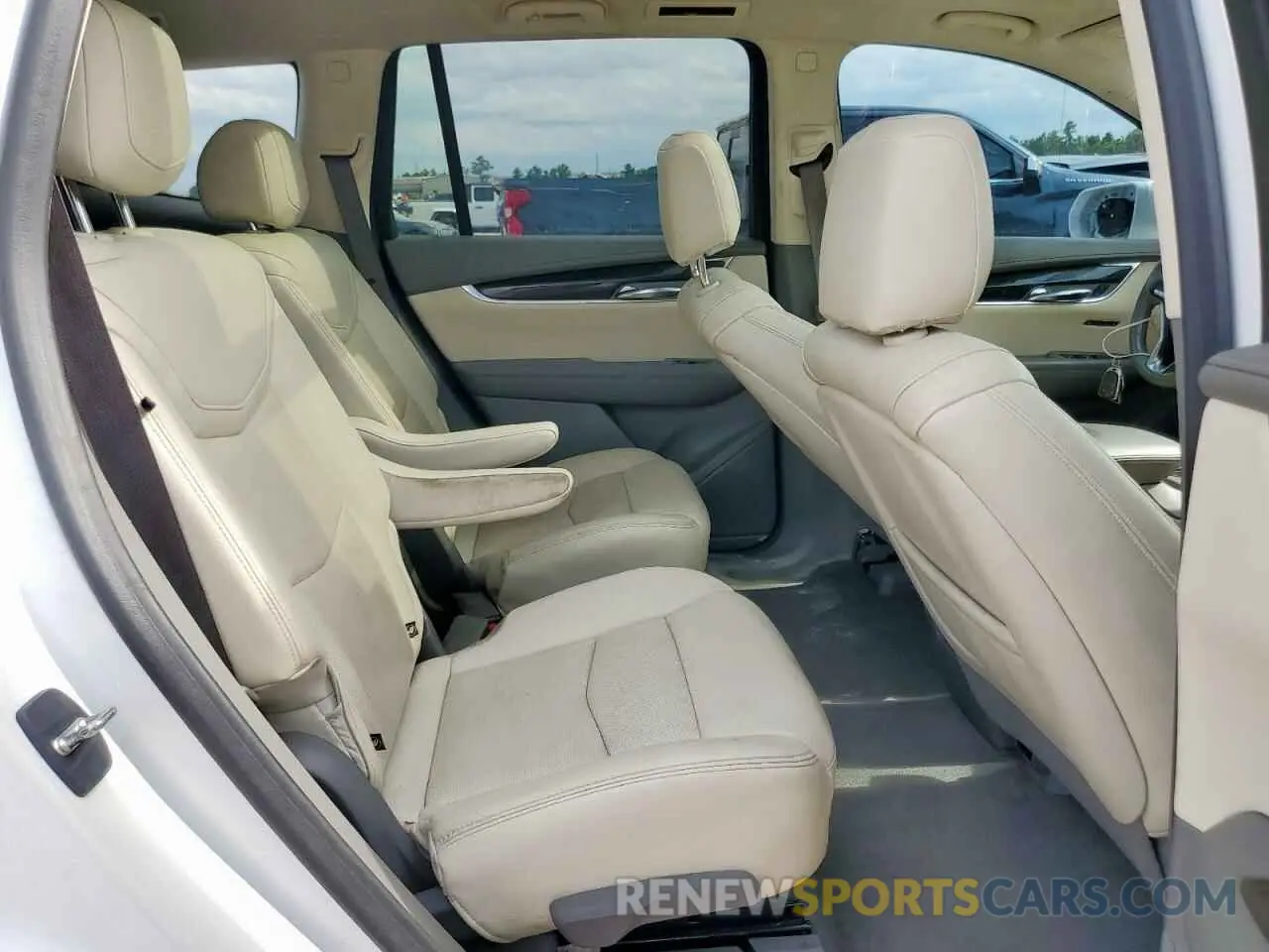 11 Photograph of a damaged car 1GYKPCRS9LZ107178 CADILLAC XT6 2020