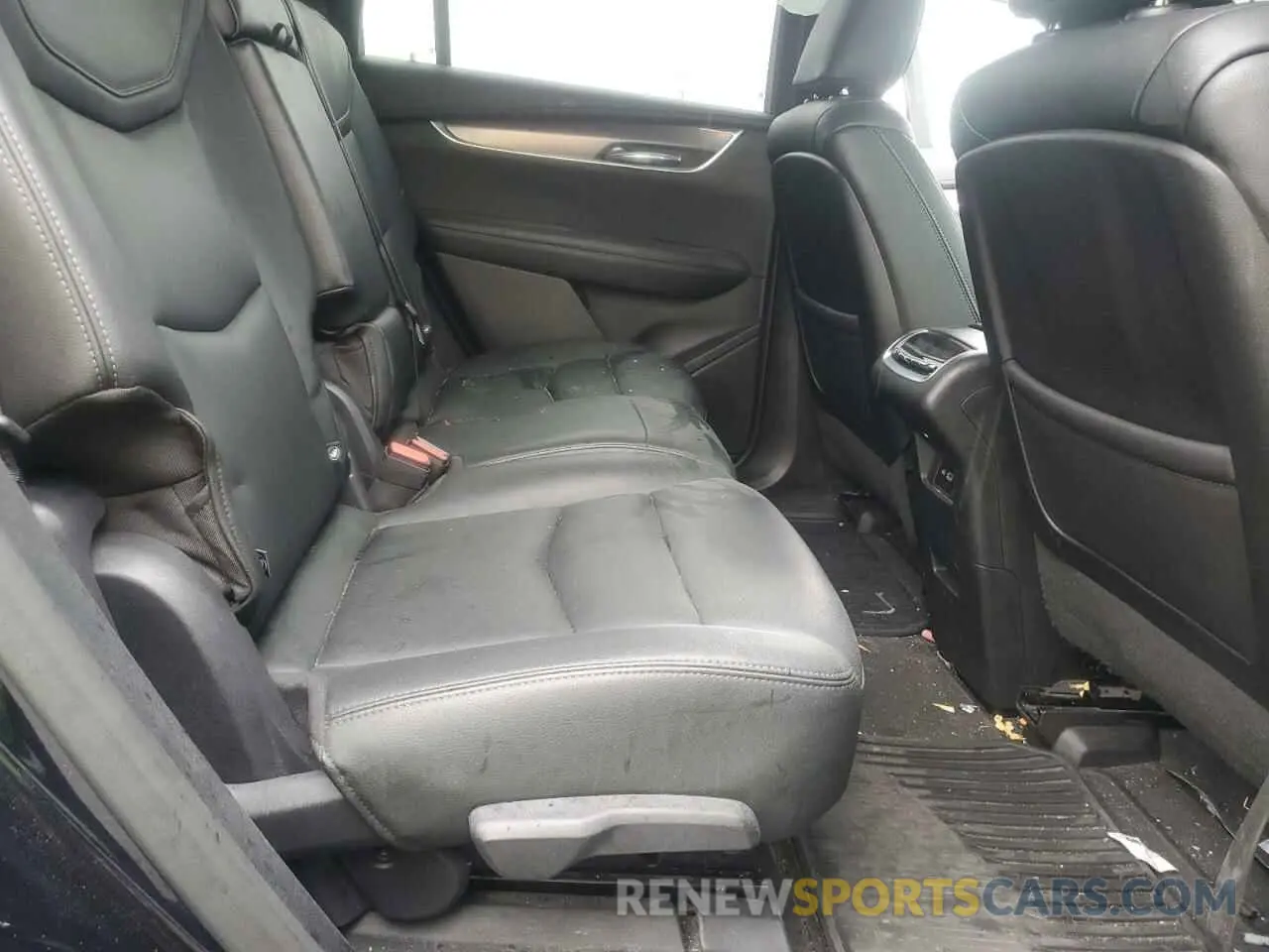 11 Photograph of a damaged car 1GYKPBR4XMZ215970 CADILLAC XT6 2021