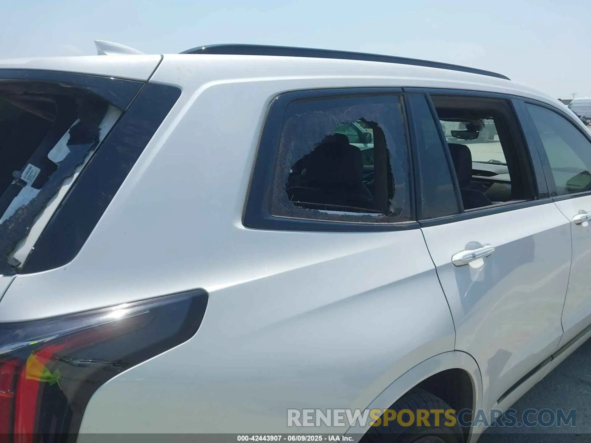 18 Photograph of a damaged car 1GYKPGRS4MZ222263 CADILLAC XT6 2021