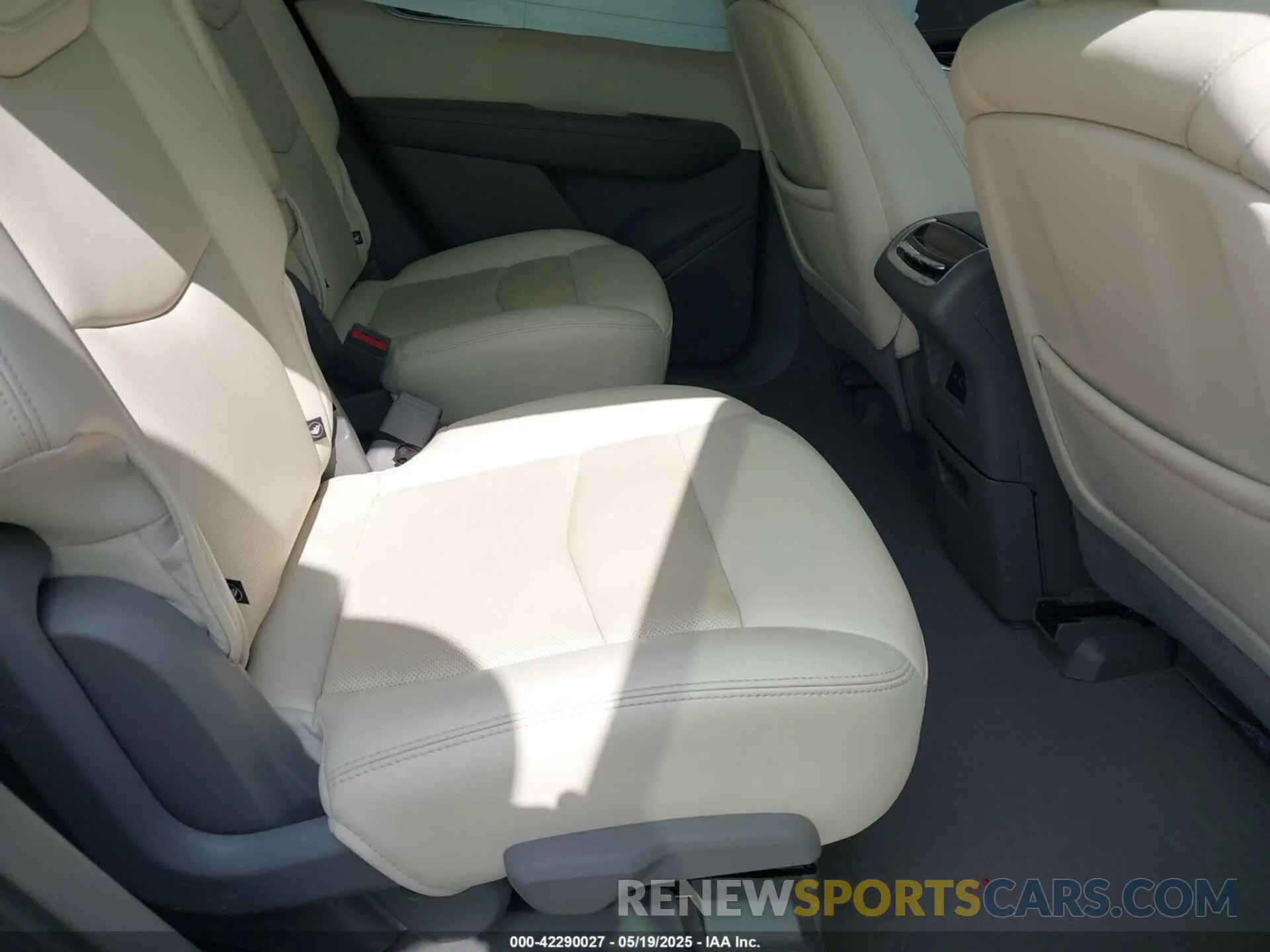 8 Photograph of a damaged car 1GYKPCRS3PZ186210 CADILLAC XT6 2023
