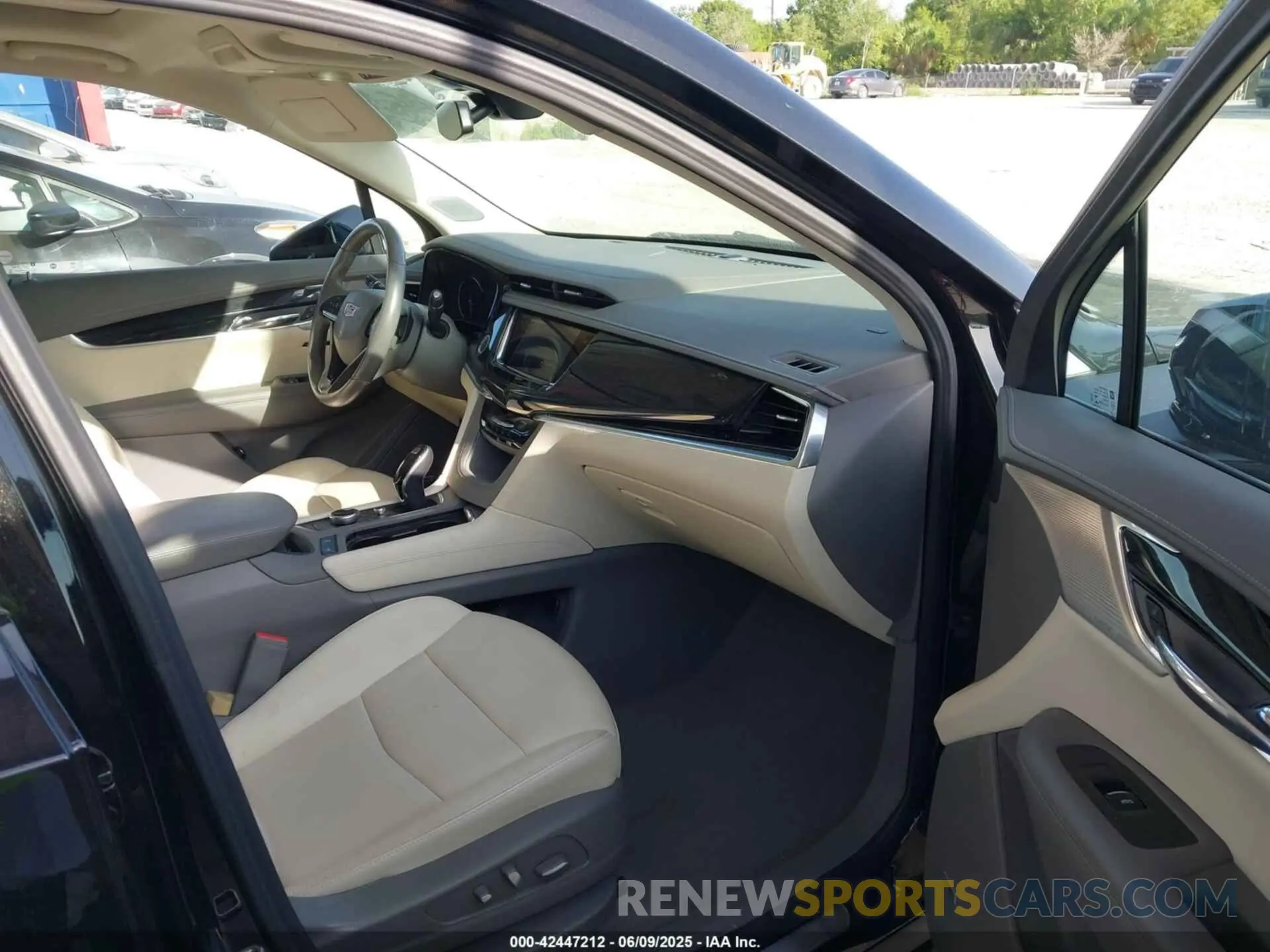 5 Photograph of a damaged car 1GYKPDRSXPZ189689 CADILLAC XT6 2023