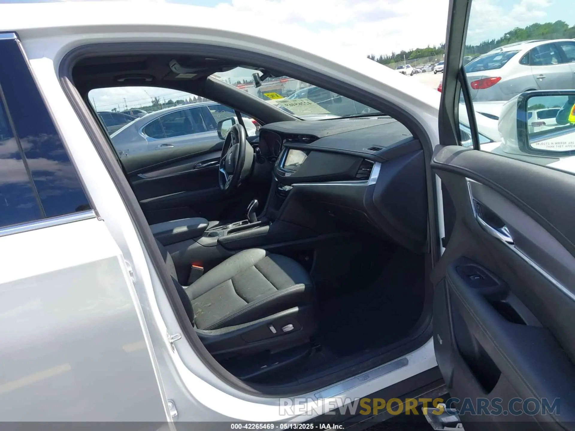 5 Photograph of a damaged car 1GYKPBR4XRZ742186 CADILLAC XT6 2024