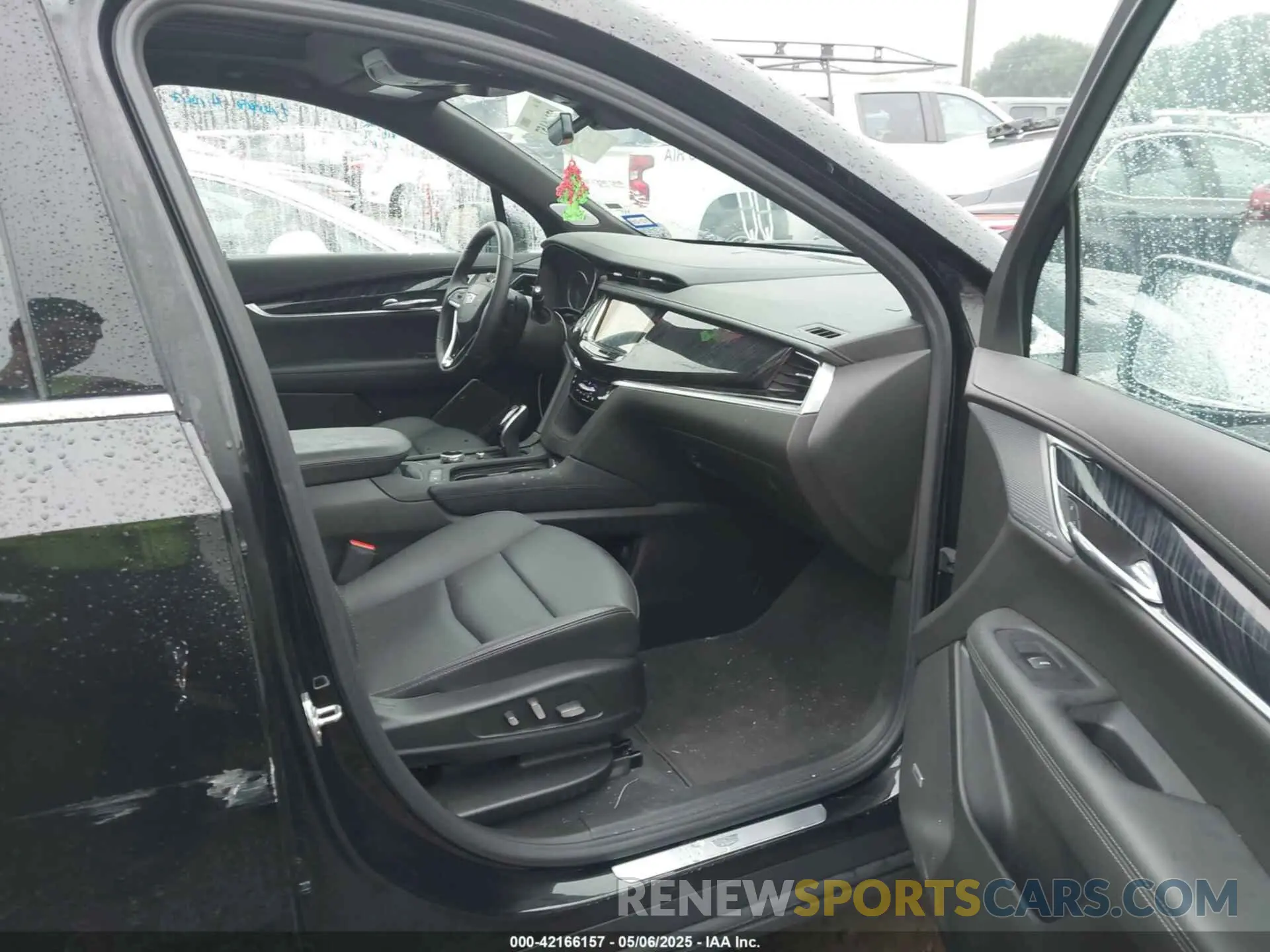 5 Photograph of a damaged car 1GYKPCRS3SZ120054 CADILLAC XT6 2025
