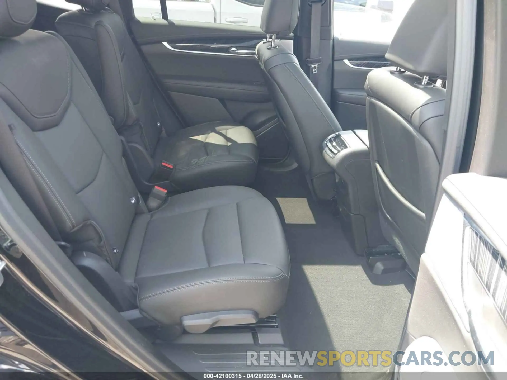 8 Photograph of a damaged car 1GYKPDRS3SZ118214 CADILLAC XT6 2025